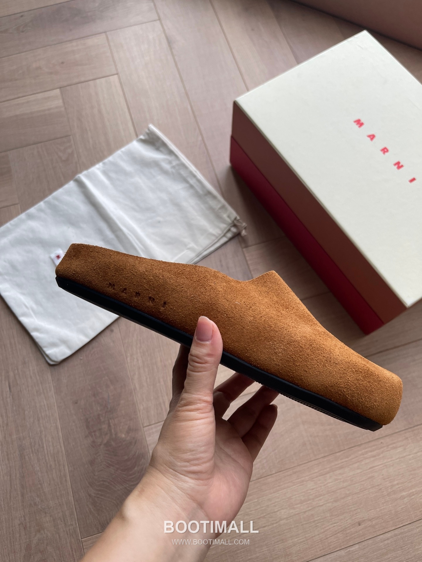 Marni Suede Leather Low Sneakers with Minimalist Design Detail 마르니 스웨이드 레더 로우 스니커즈 미니멀 디자인 디테일 3cm 2