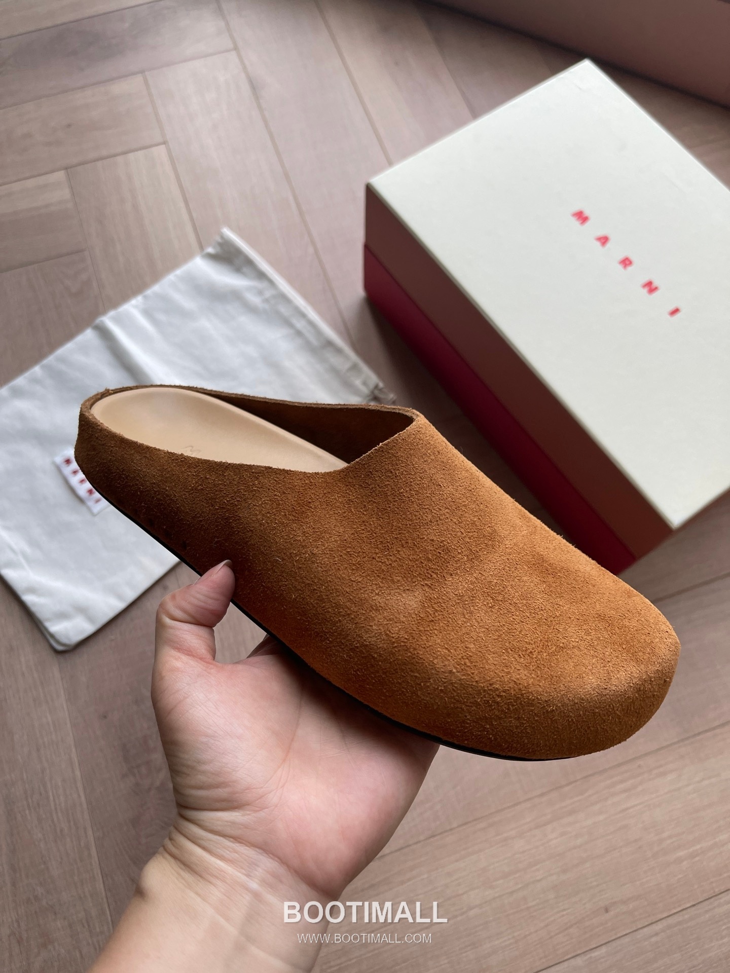 Marni Suede Leather Low Sneakers with Minimalist Design Detail 마르니 스웨이드 레더 로우 스니커즈 미니멀 디자인 디테일 3cm 3