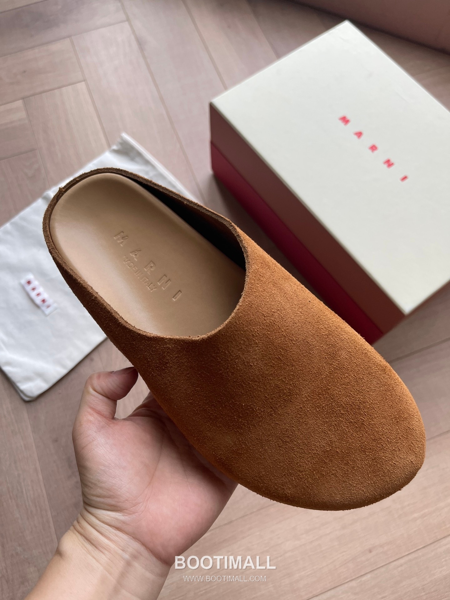 Marni Suede Leather Low Sneakers with Minimalist Design Detail 마르니 스웨이드 레더 로우 스니커즈 미니멀 디자인 디테일 3cm 4