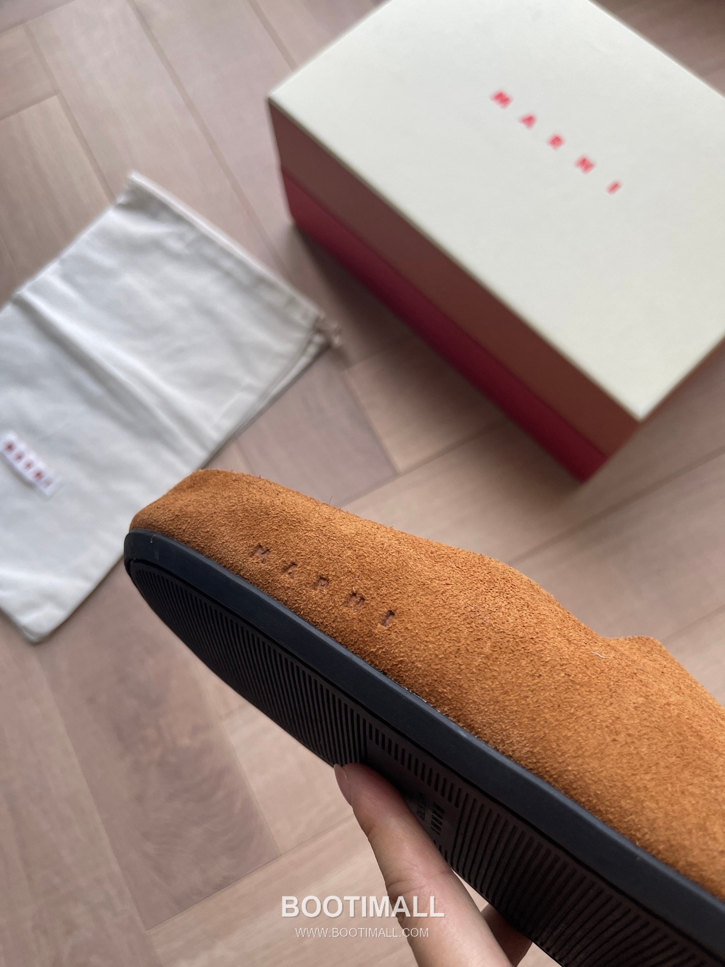 Marni Suede Leather Low Sneakers with Minimalist Design Detail 마르니 스웨이드 레더 로우 스니커즈 미니멀 디자인 디테일 3cm 5