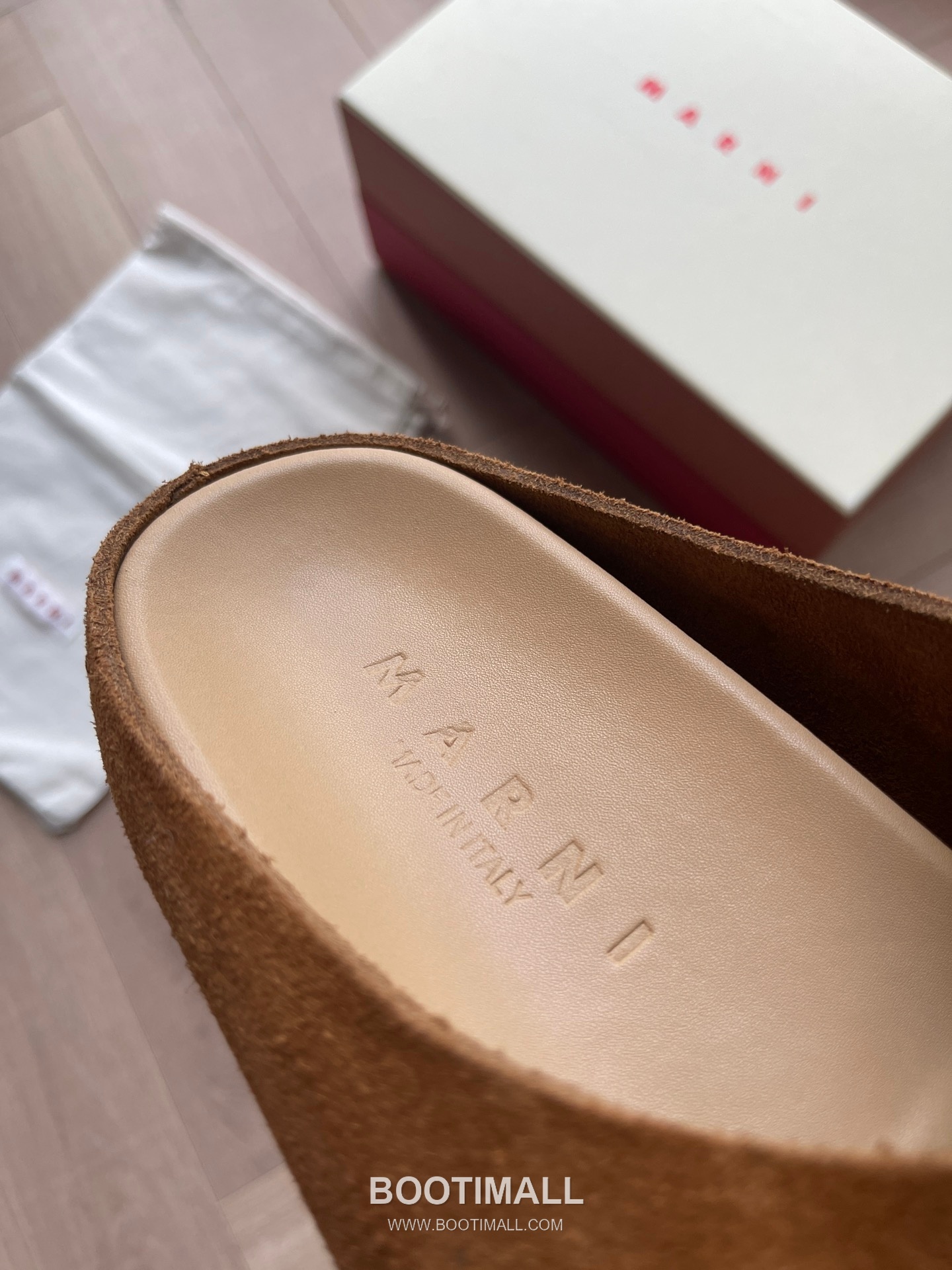 Marni Suede Leather Low Sneakers with Minimalist Design Detail 마르니 스웨이드 레더 로우 스니커즈 미니멀 디자인 디테일 3cm 6