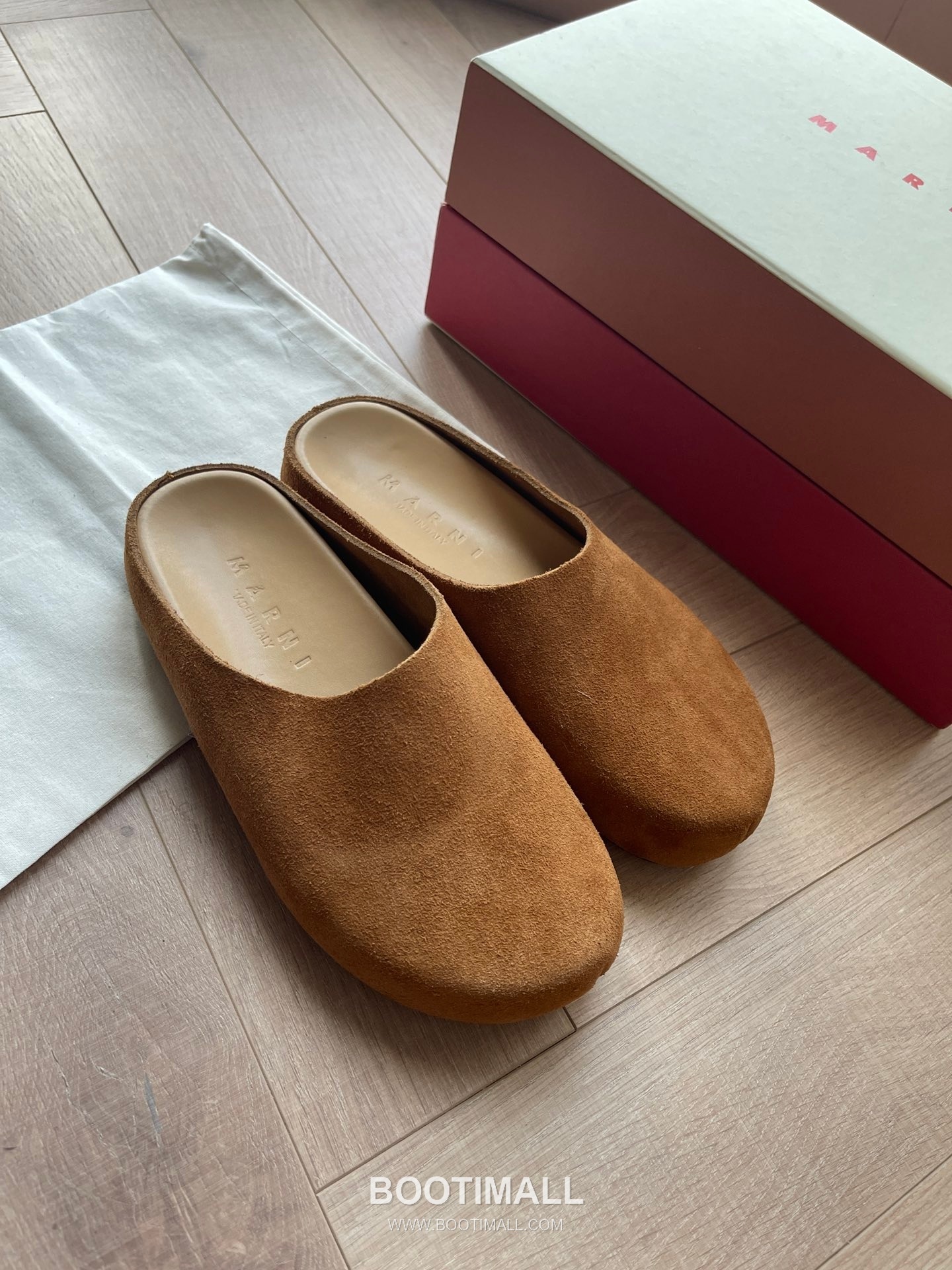 Marni Suede Leather Low Sneakers with Minimalist Design Detail 마르니 스웨이드 레더 로우 스니커즈 미니멀 디자인 디테일 3cm 9