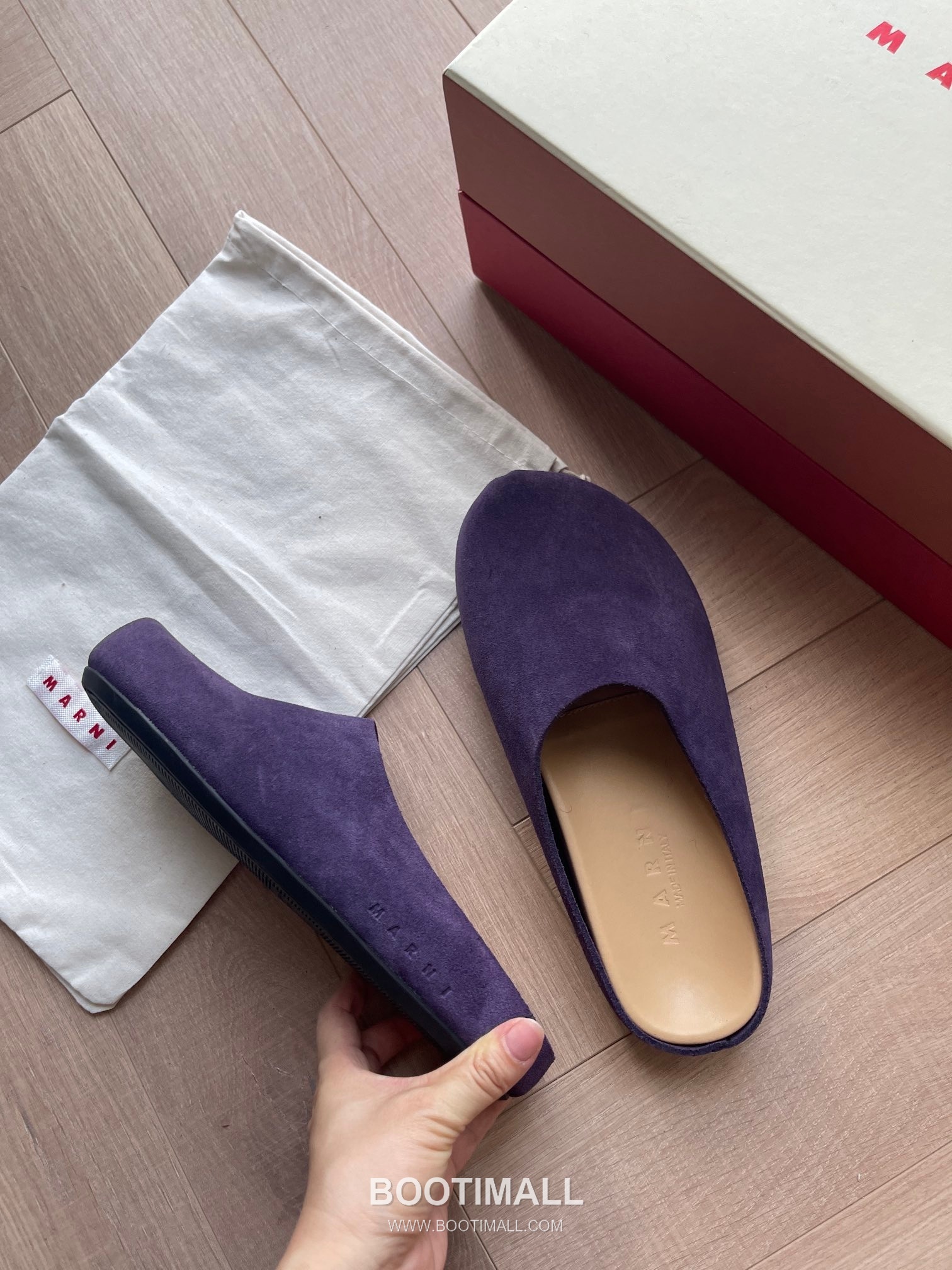 Marni Suede Leather Low Sneakers with Minimalist Design Detail 마르니 스웨이드 레더 로우 스니커즈 미니멀 디자인 디테일 3cm 2