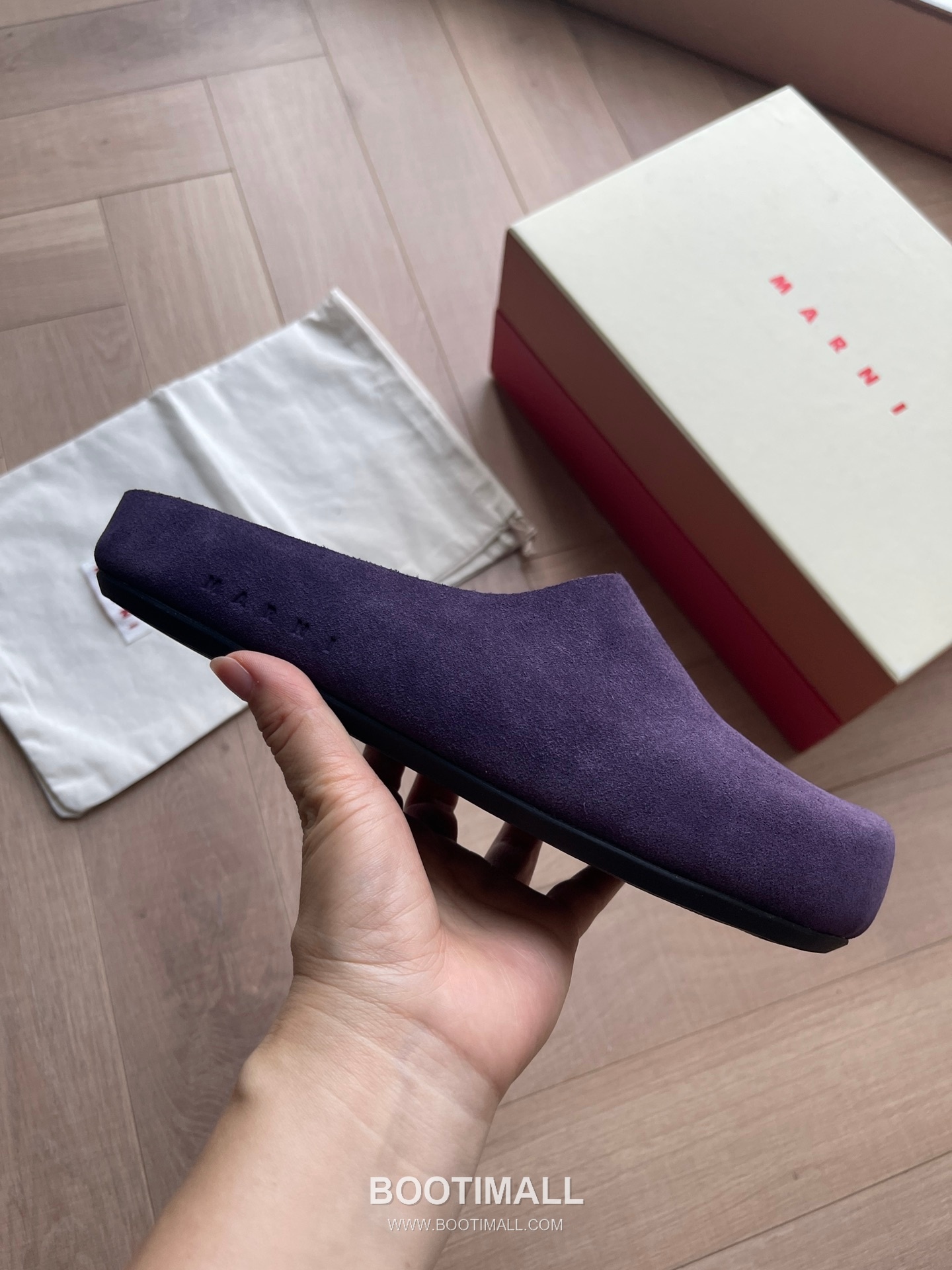 Marni Suede Leather Low Sneakers with Minimalist Design Detail 마르니 스웨이드 레더 로우 스니커즈 미니멀 디자인 디테일 3cm 3