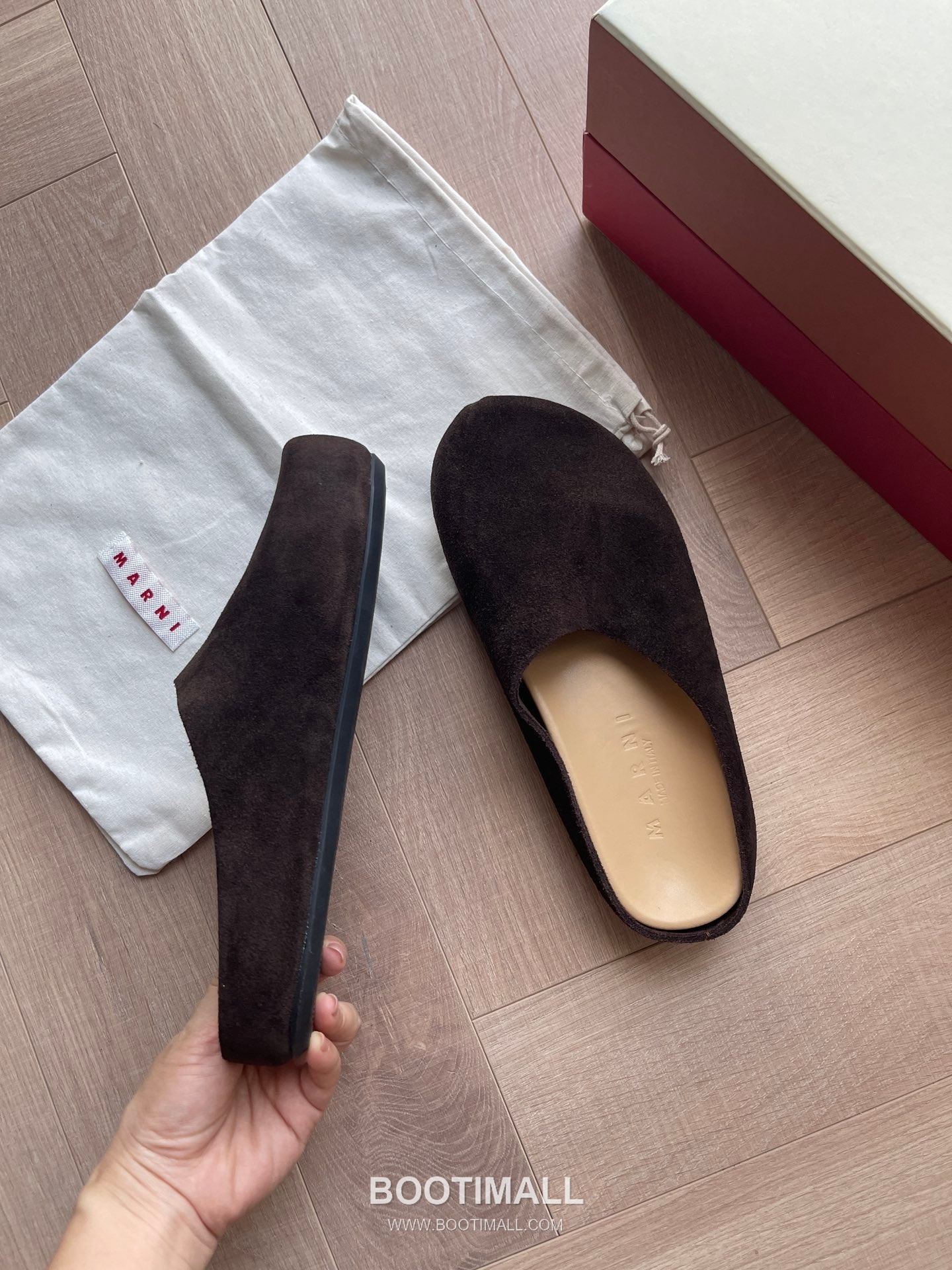 Marni Suede Leather Low Sneakers with Minimalist Design Detail 마르니 스웨이드 레더 로우 스니커즈 미니멀 디자인 디테일 3cm 1