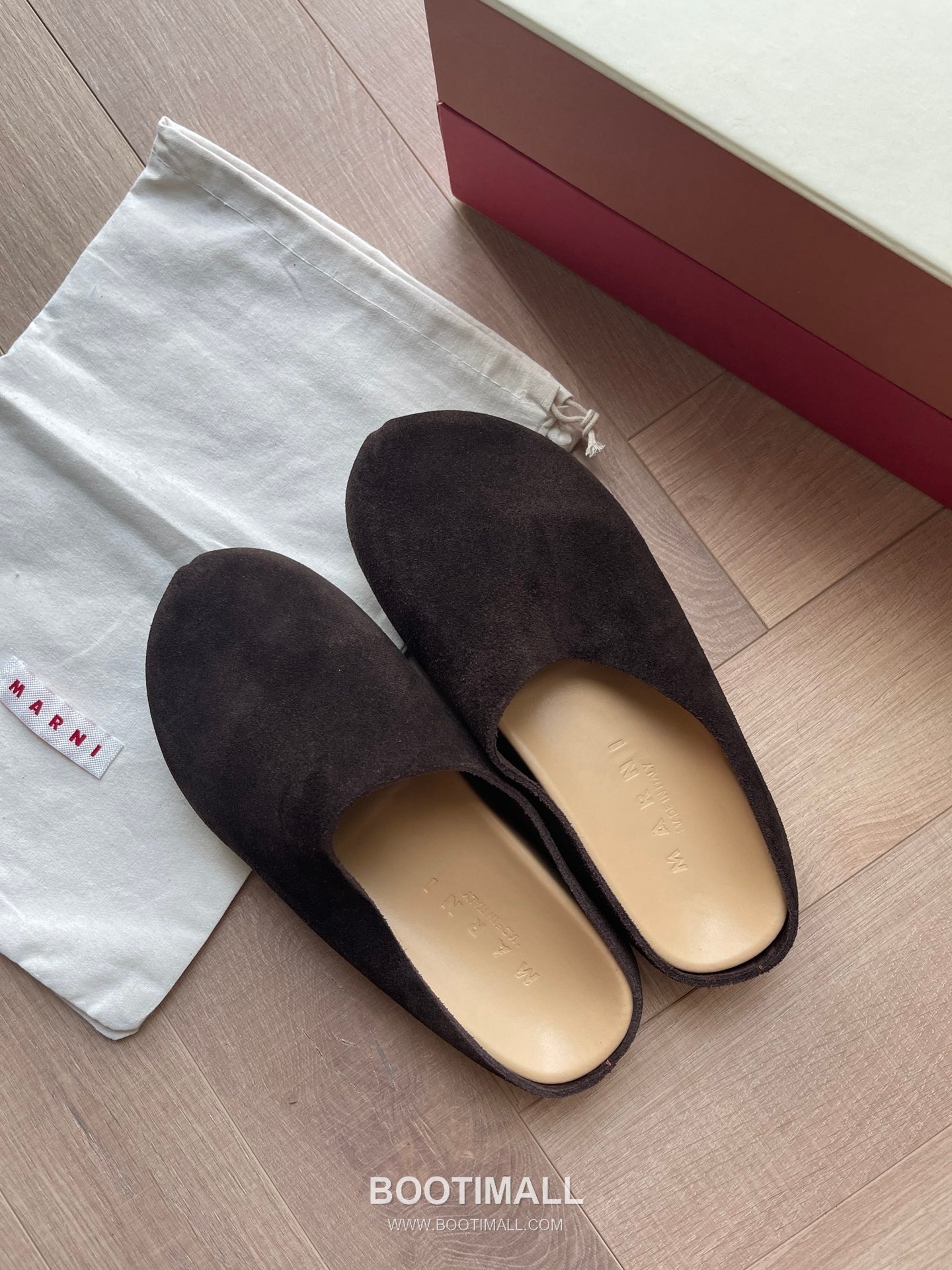 Marni Suede Leather Low Sneakers with Minimalist Design Detail 마르니 스웨이드 레더 로우 스니커즈 미니멀 디자인 디테일 3cm 2