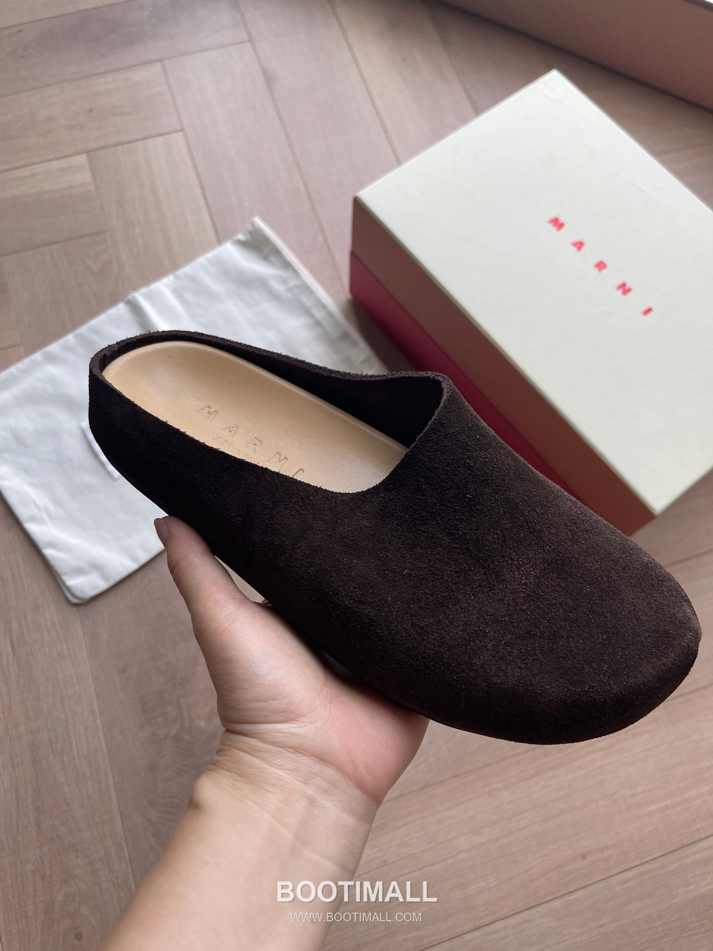 Marni Suede Leather Low Sneakers with Minimalist Design Detail 마르니 스웨이드 레더 로우 스니커즈 미니멀 디자인 디테일 3cm 3