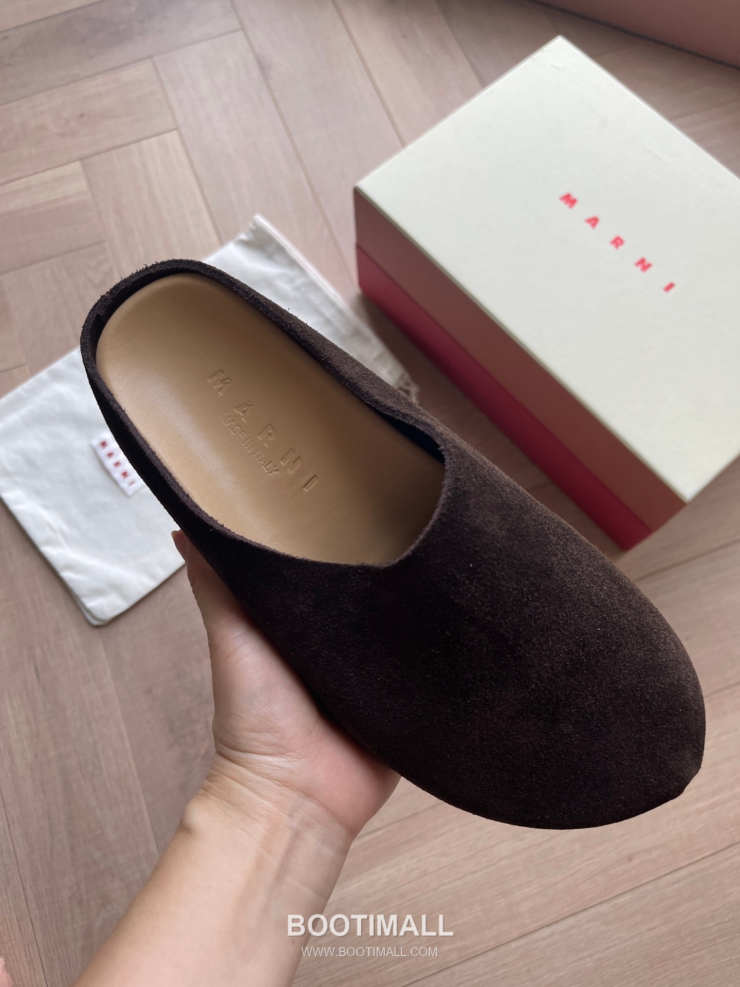 Marni Suede Leather Low Sneakers with Minimalist Design Detail 마르니 스웨이드 레더 로우 스니커즈 미니멀 디자인 디테일 3cm 4