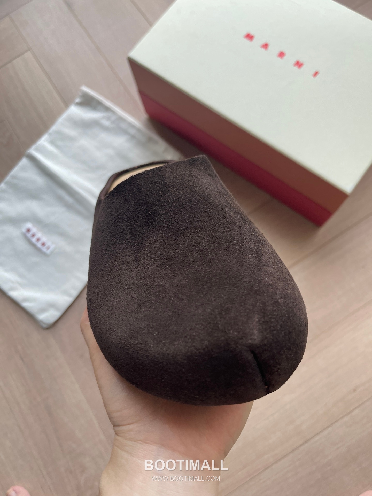 Marni Suede Leather Low Sneakers with Minimalist Design Detail 마르니 스웨이드 레더 로우 스니커즈 미니멀 디자인 디테일 3cm 5