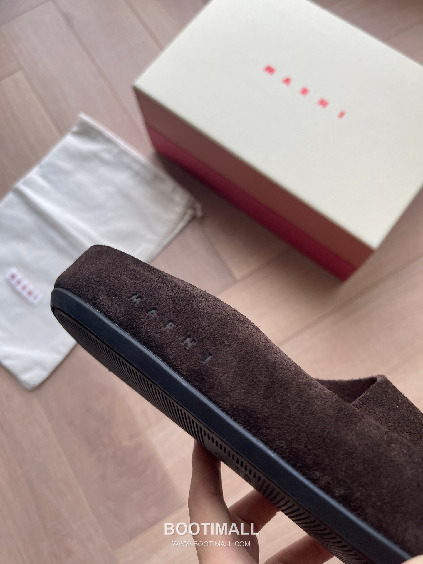 Marni Suede Leather Low Sneakers with Minimalist Design Detail 마르니 스웨이드 레더 로우 스니커즈 미니멀 디자인 디테일 3cm 6