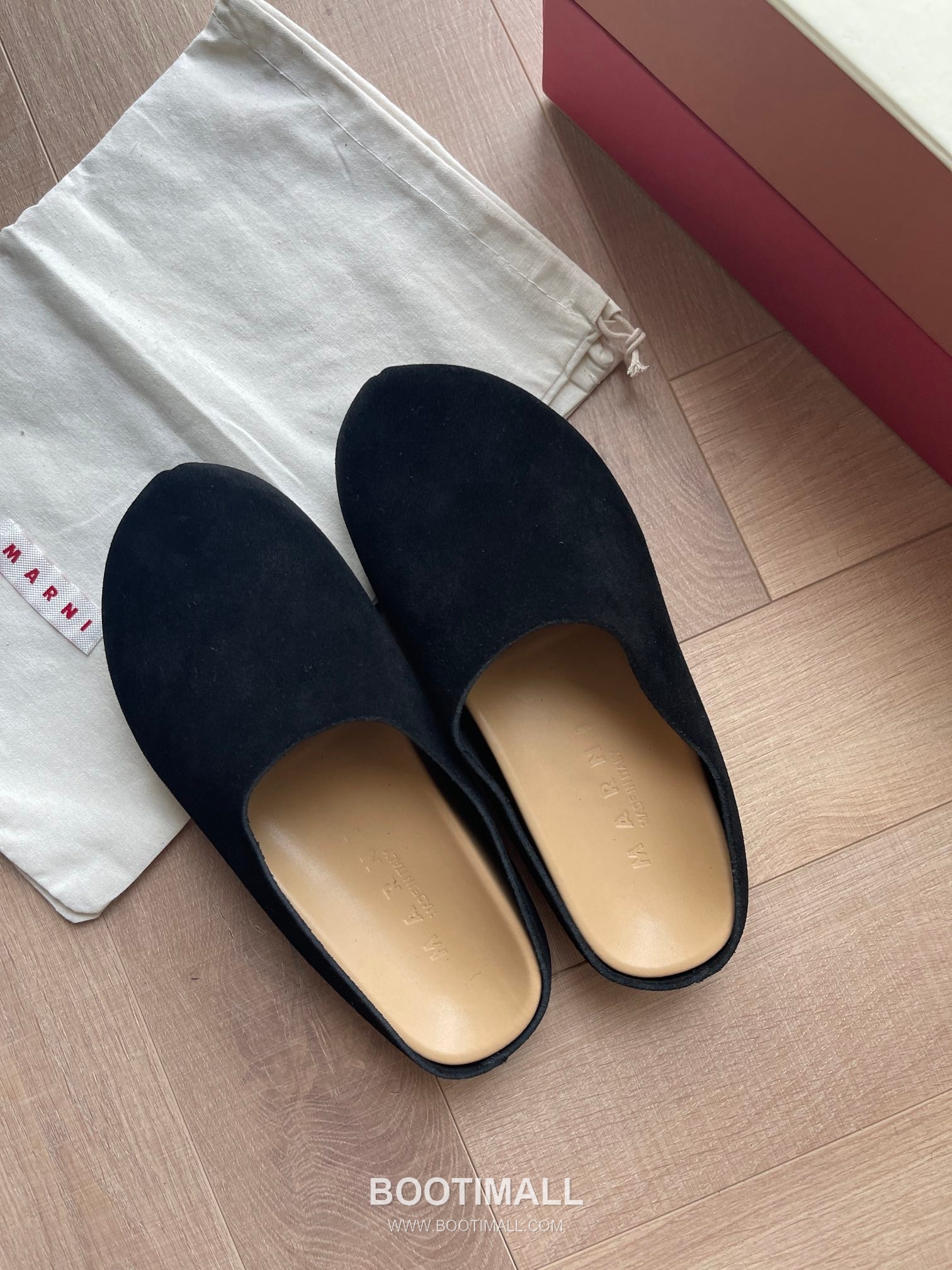 Marni Suede Leather Low Sneakers with Minimalist Design Detail 마르니 스웨이드 레더 로우 스니커즈 미니멀 디자인 디테일 3cm 1