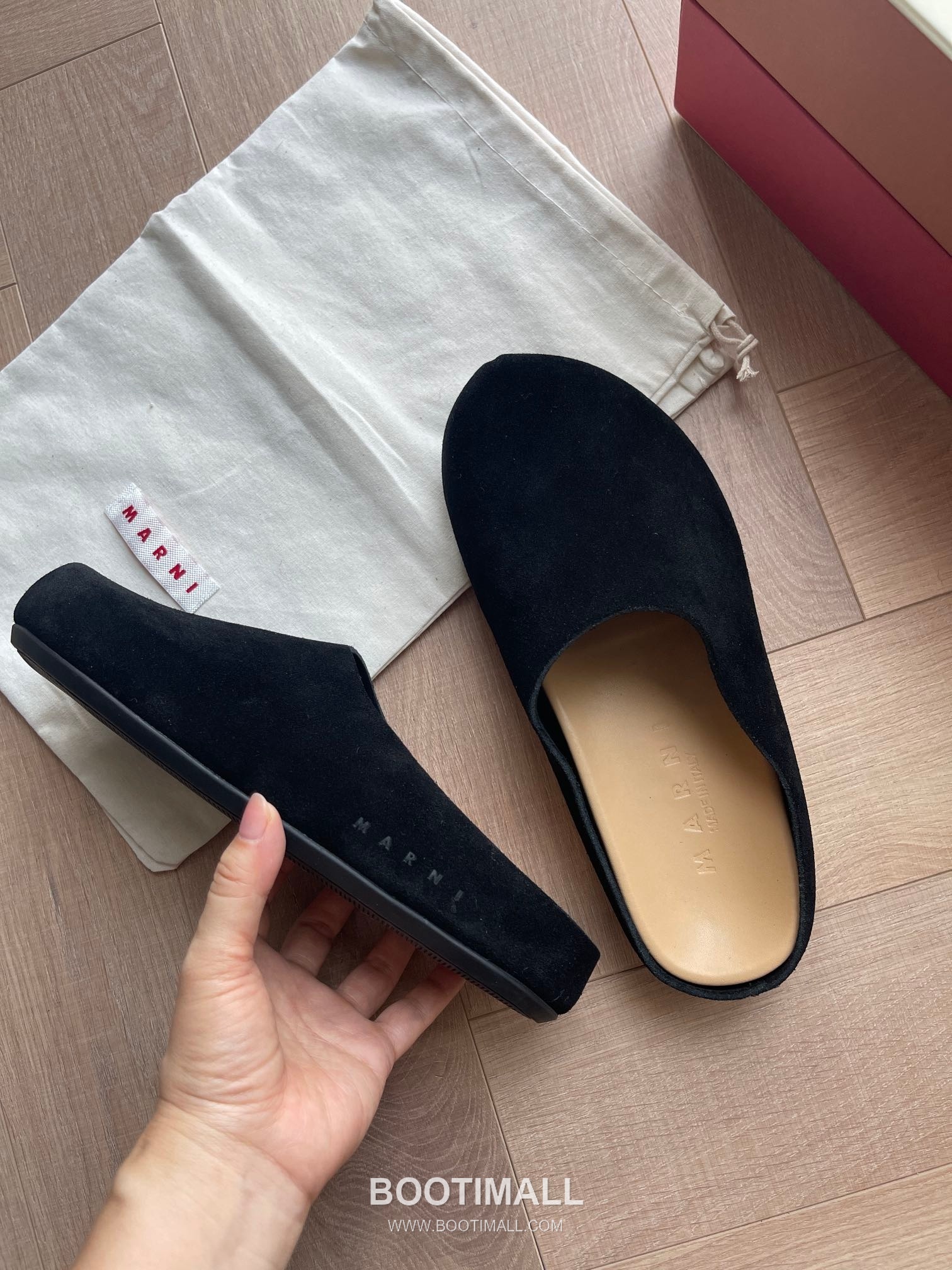 Marni Suede Leather Low Sneakers with Minimalist Design Detail 마르니 스웨이드 레더 로우 스니커즈 미니멀 디자인 디테일 3cm 2