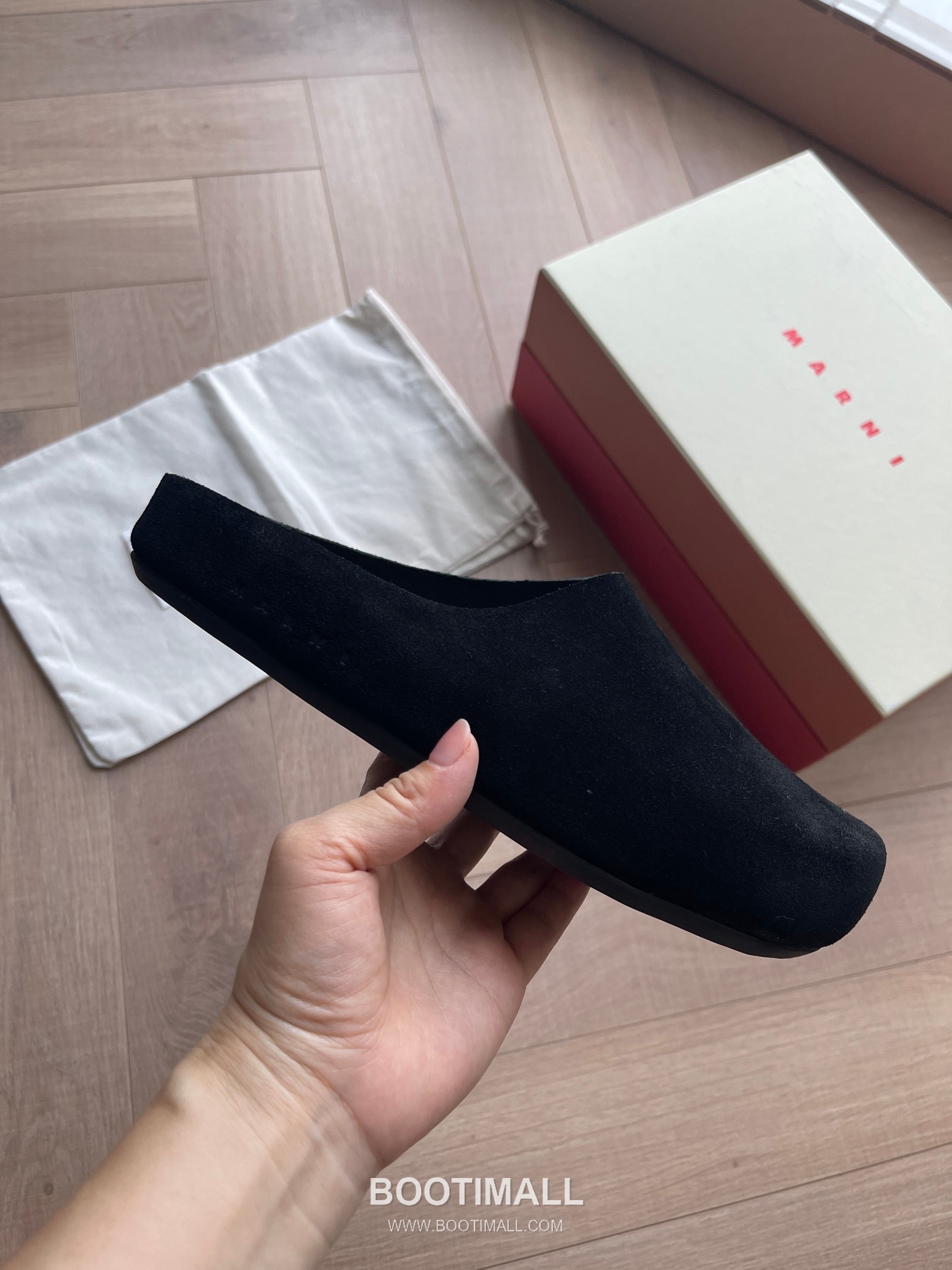 Marni Suede Leather Low Sneakers with Minimalist Design Detail 마르니 스웨이드 레더 로우 스니커즈 미니멀 디자인 디테일 3cm 3