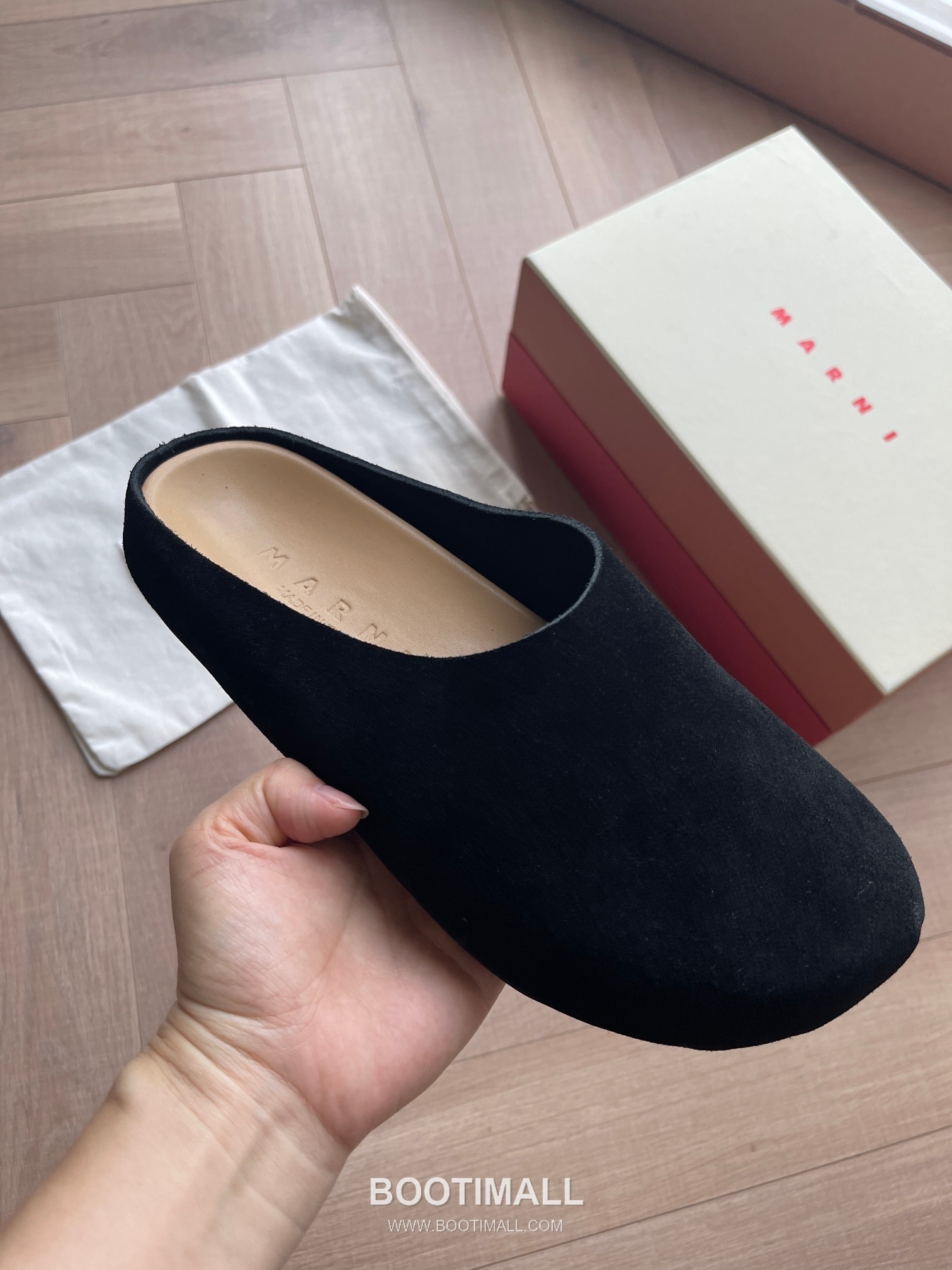 Marni Suede Leather Low Sneakers with Minimalist Design Detail 마르니 스웨이드 레더 로우 스니커즈 미니멀 디자인 디테일 3cm 4