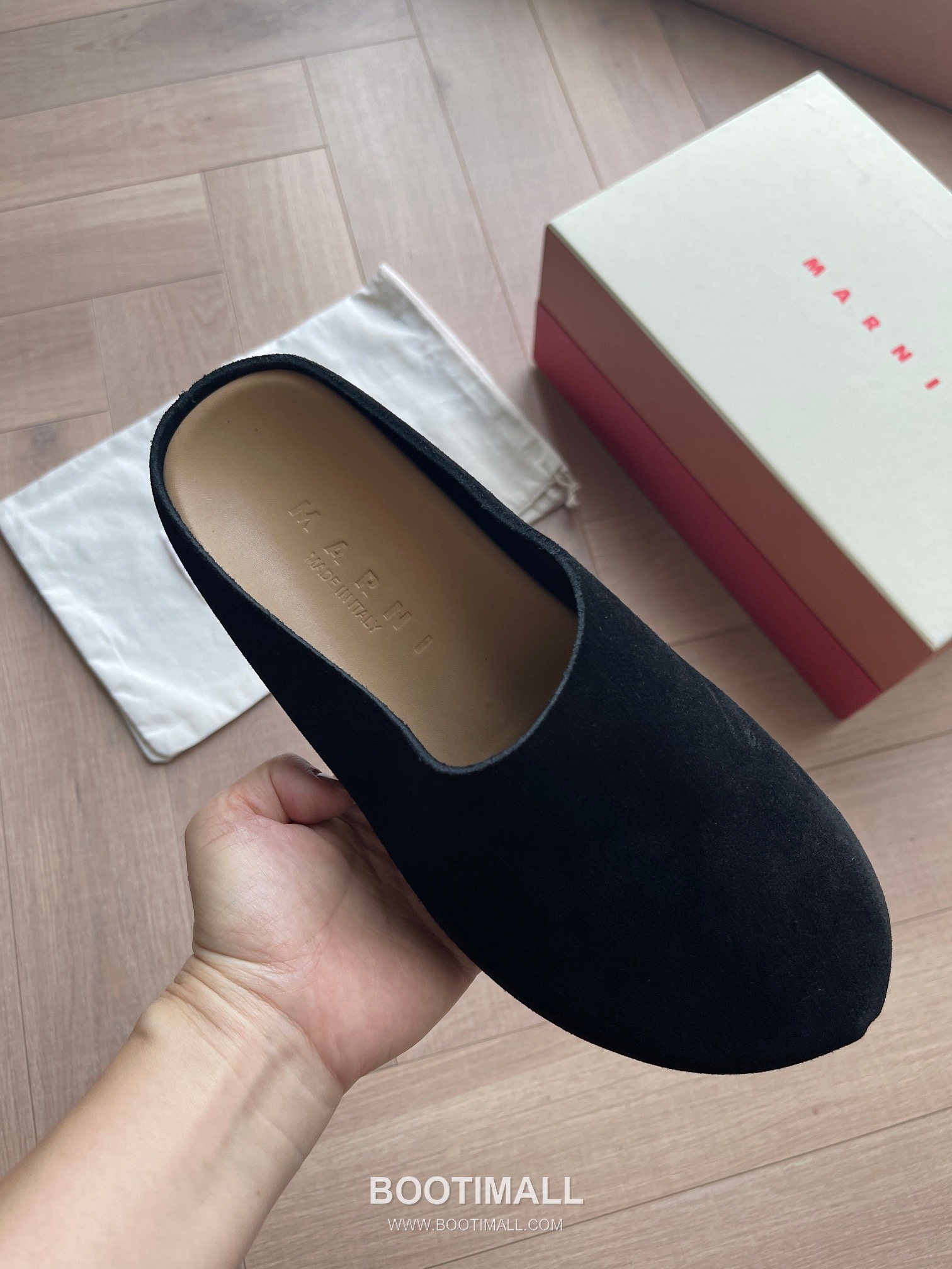 Marni Suede Leather Low Sneakers with Minimalist Design Detail 마르니 스웨이드 레더 로우 스니커즈 미니멀 디자인 디테일 3cm 5