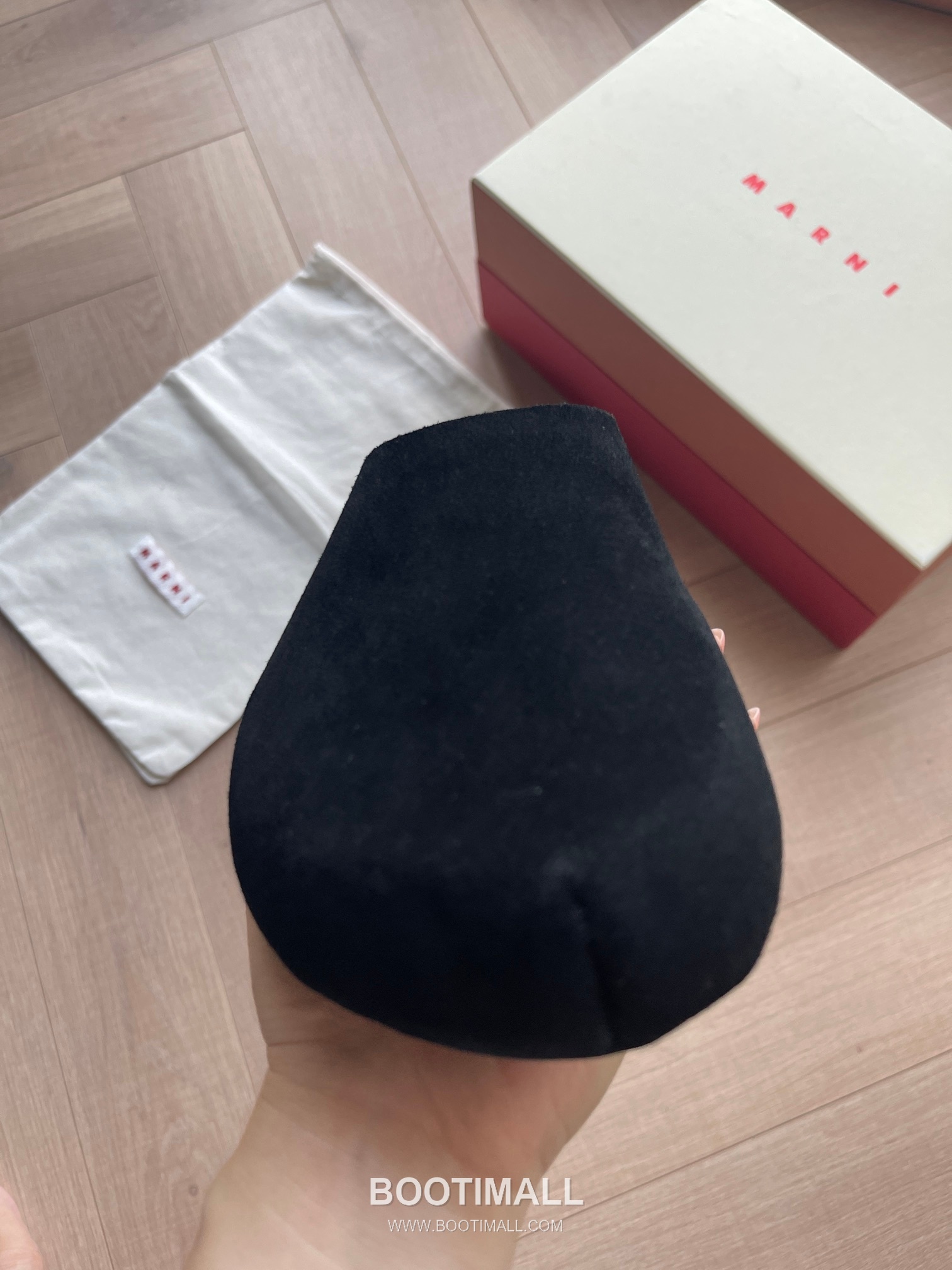 Marni Suede Leather Low Sneakers with Minimalist Design Detail 마르니 스웨이드 레더 로우 스니커즈 미니멀 디자인 디테일 3cm 6