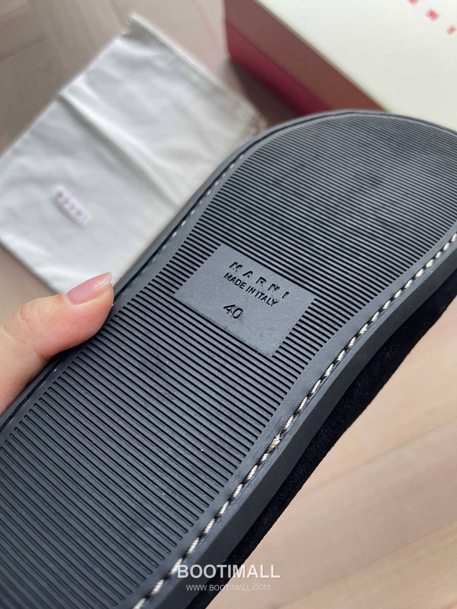 Marni Suede Leather Low Sneakers with Minimalist Design Detail 마르니 스웨이드 레더 로우 스니커즈 미니멀 디자인 디테일 3cm 9