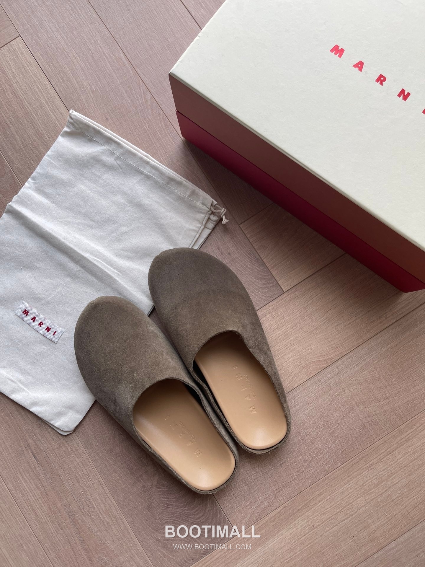 Marni Suede Leather Low Sneakers with Minimalist Design Detail 마르니 스웨이드 레더 로우 스니커즈 미니멀 디자인 디테일 3cm 1