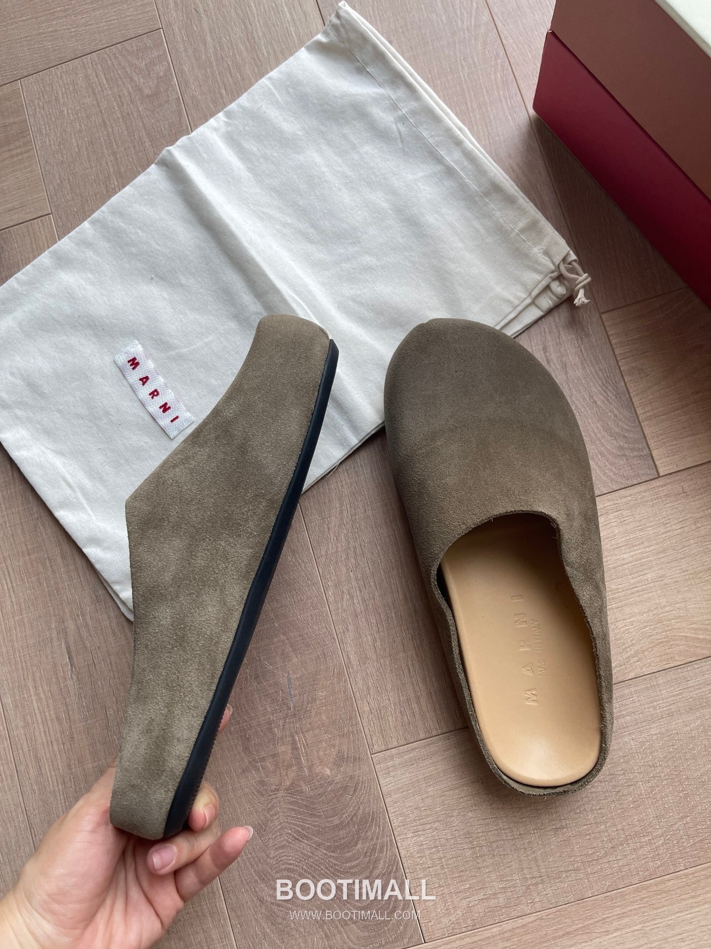 Marni Suede Leather Low Sneakers with Minimalist Design Detail 마르니 스웨이드 레더 로우 스니커즈 미니멀 디자인 디테일 3cm 2