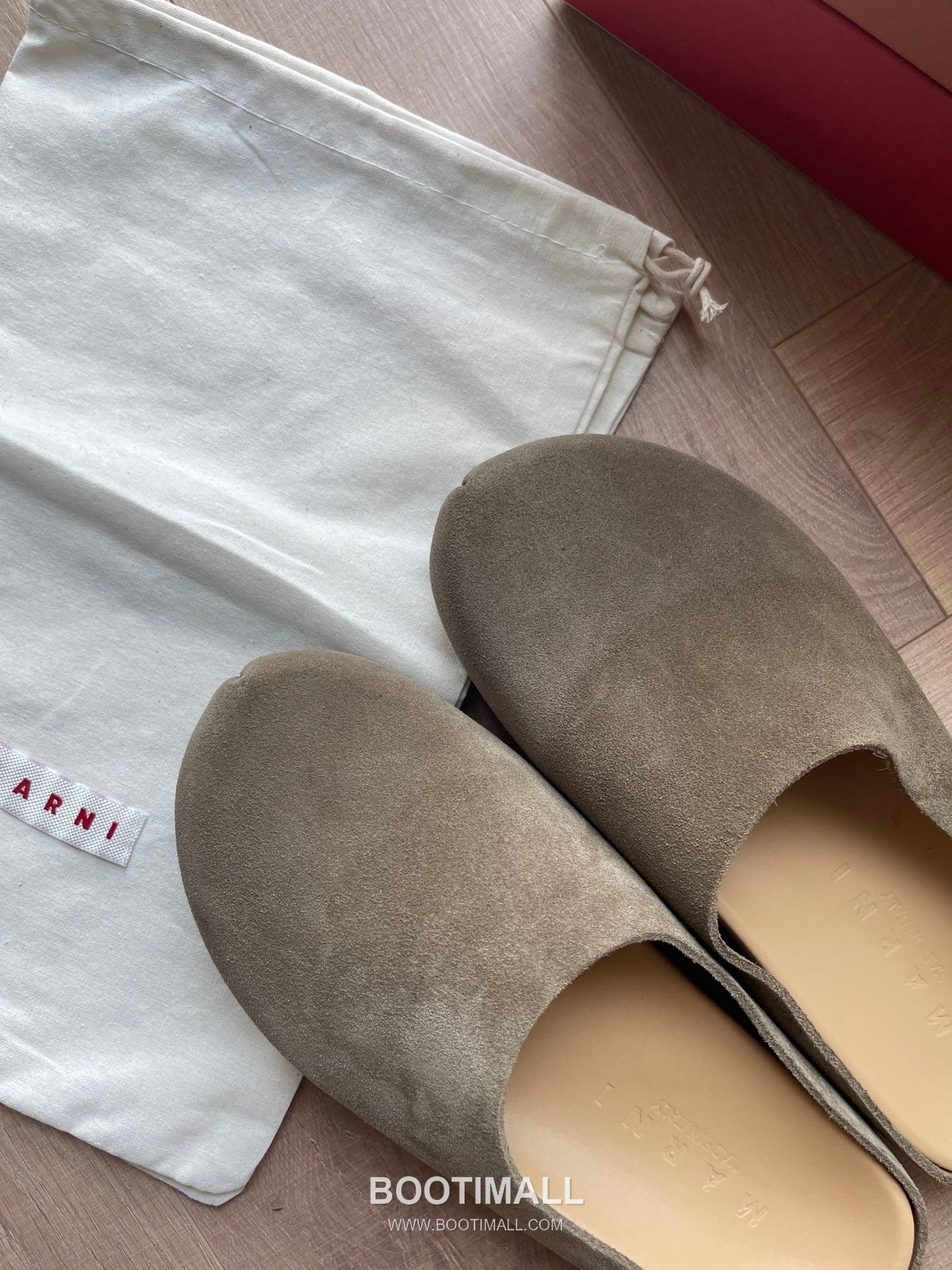 Marni Suede Leather Low Sneakers with Minimalist Design Detail 마르니 스웨이드 레더 로우 스니커즈 미니멀 디자인 디테일 3cm 3