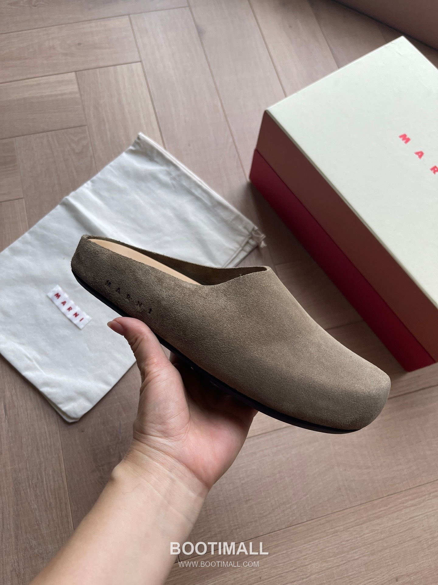 Marni Suede Leather Low Sneakers with Minimalist Design Detail 마르니 스웨이드 레더 로우 스니커즈 미니멀 디자인 디테일 3cm 4