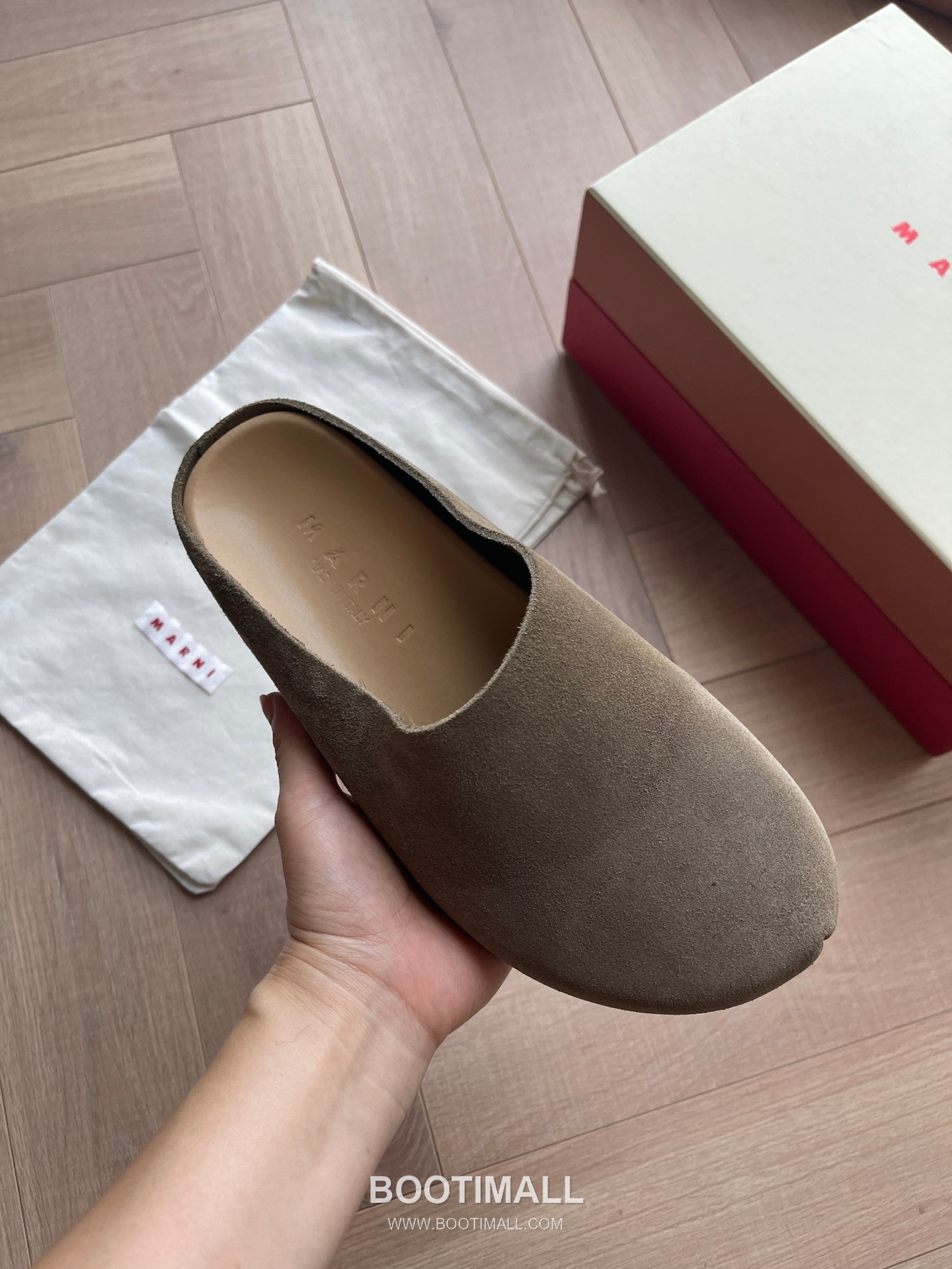 Marni Suede Leather Low Sneakers with Minimalist Design Detail 마르니 스웨이드 레더 로우 스니커즈 미니멀 디자인 디테일 3cm 5