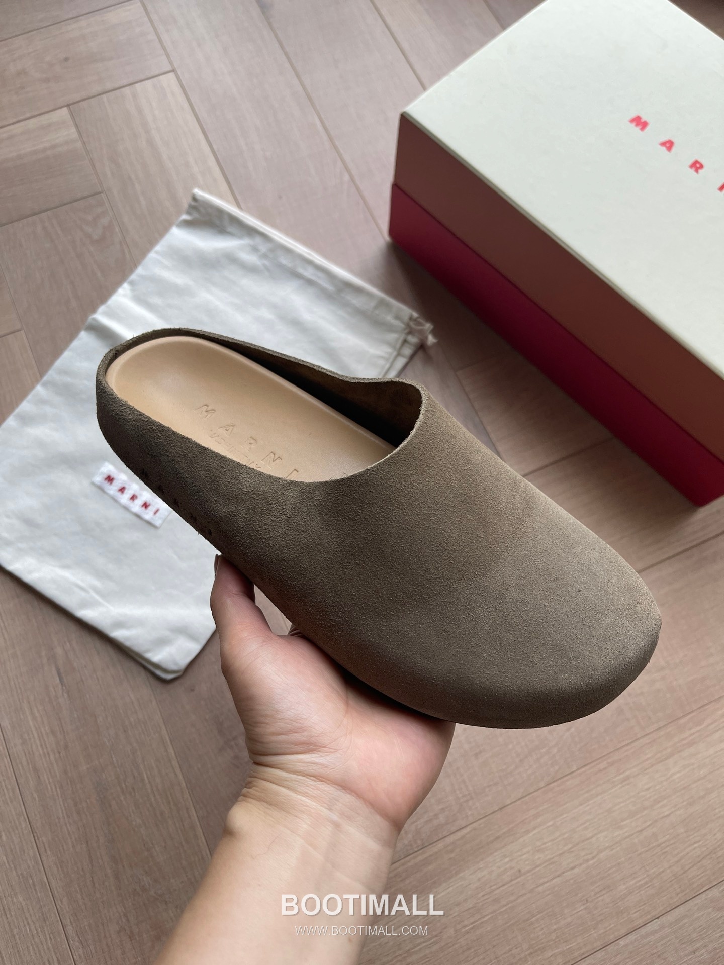 Marni Suede Leather Low Sneakers with Minimalist Design Detail 마르니 스웨이드 레더 로우 스니커즈 미니멀 디자인 디테일 3cm 6