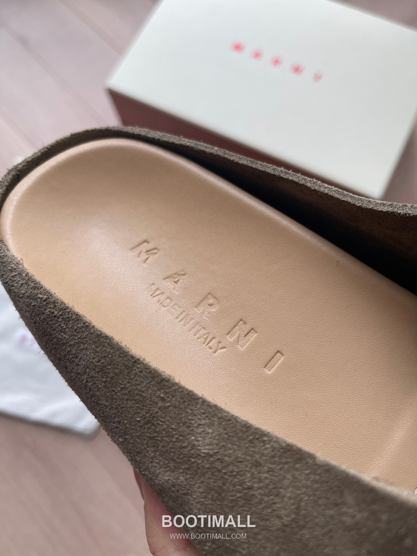 Marni Suede Leather Low Sneakers with Minimalist Design Detail 마르니 스웨이드 레더 로우 스니커즈 미니멀 디자인 디테일 3cm 7