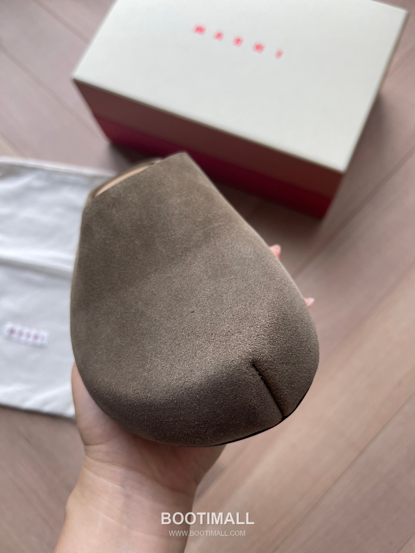 Marni Suede Leather Low Sneakers with Minimalist Design Detail 마르니 스웨이드 레더 로우 스니커즈 미니멀 디자인 디테일 3cm 8