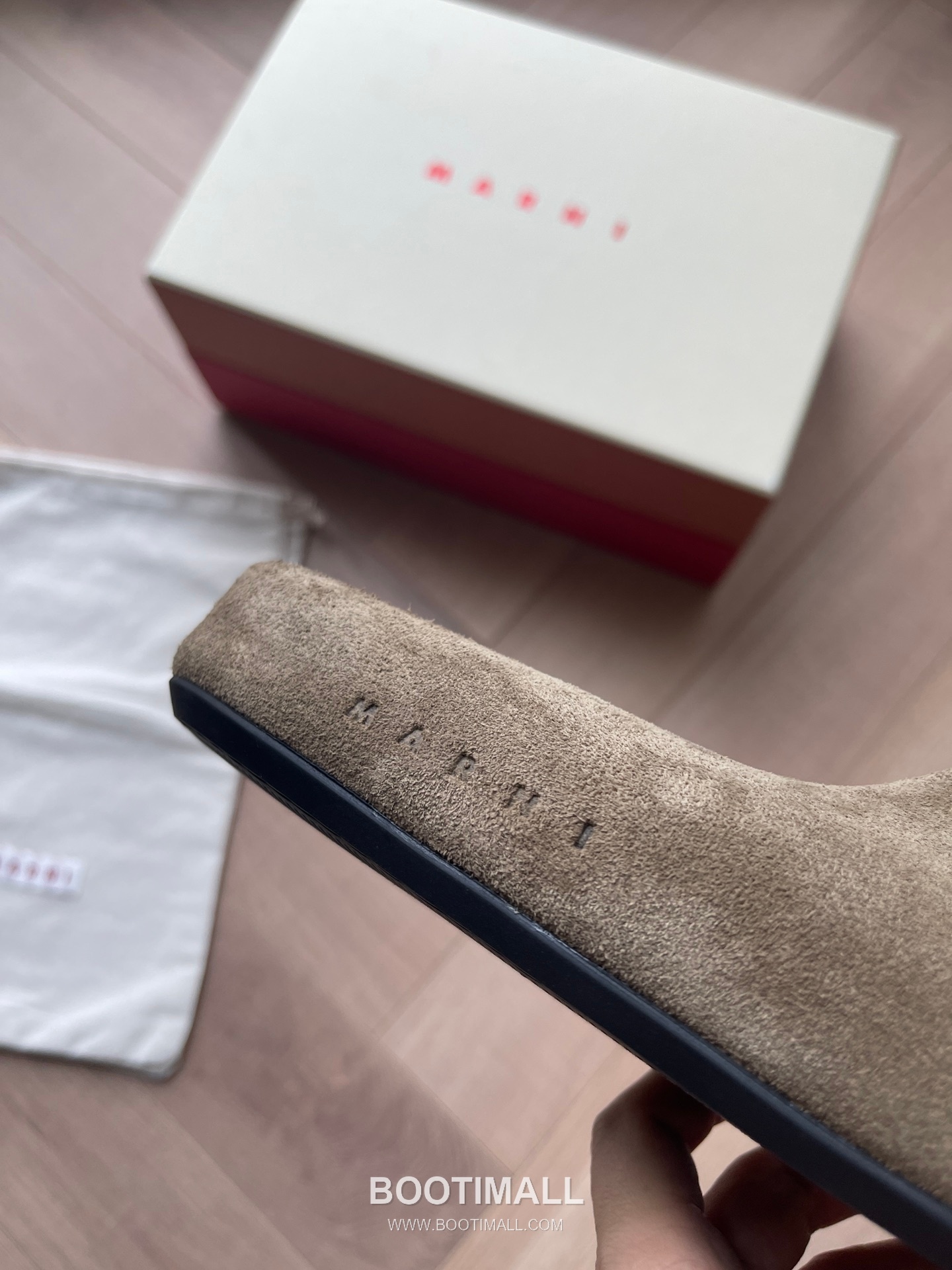 Marni Suede Leather Low Sneakers with Minimalist Design Detail 마르니 스웨이드 레더 로우 스니커즈 미니멀 디자인 디테일 3cm 9