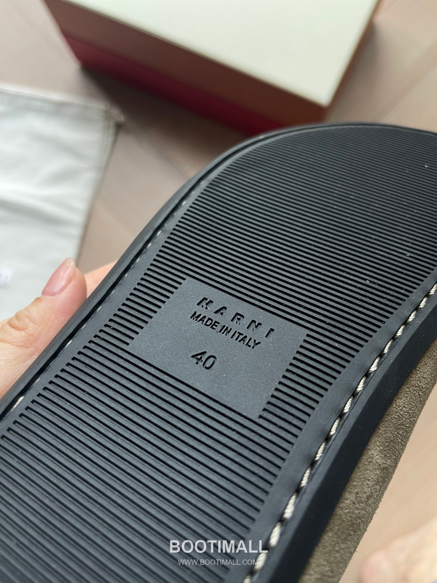 Marni Suede Leather Low Sneakers with Minimalist Design Detail 마르니 스웨이드 레더 로우 스니커즈 미니멀 디자인 디테일 3cm 10