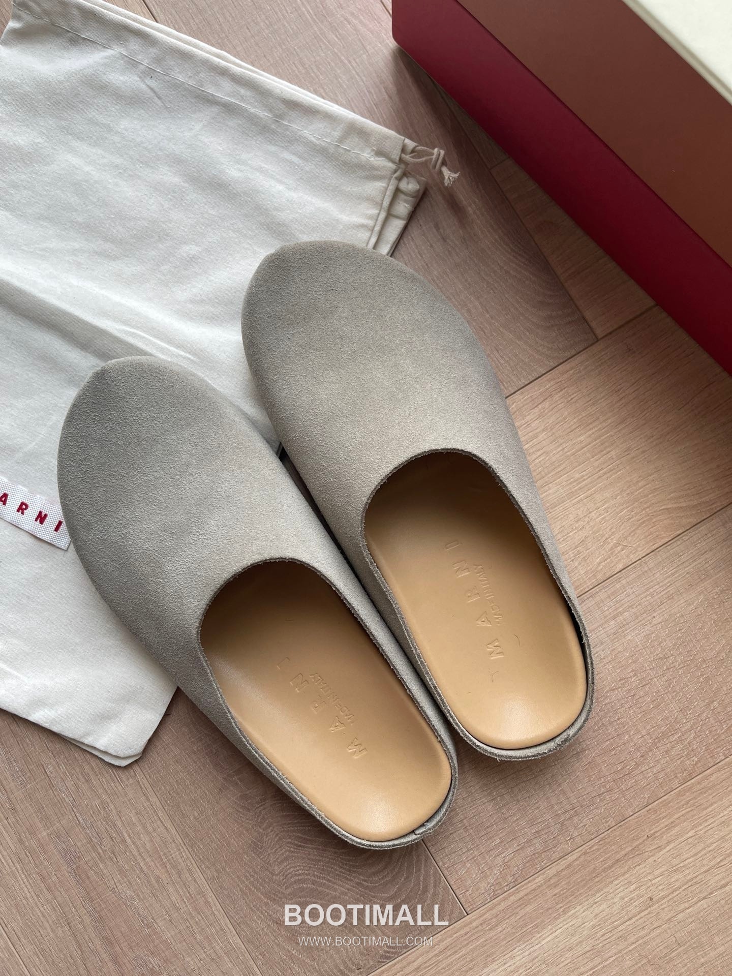 Marni Suede Leather Low Sneakers with Minimalist Design Detail 마르니 스웨이드 레더 로우 스니커즈 미니멀 디자인 디테일 3cm 1