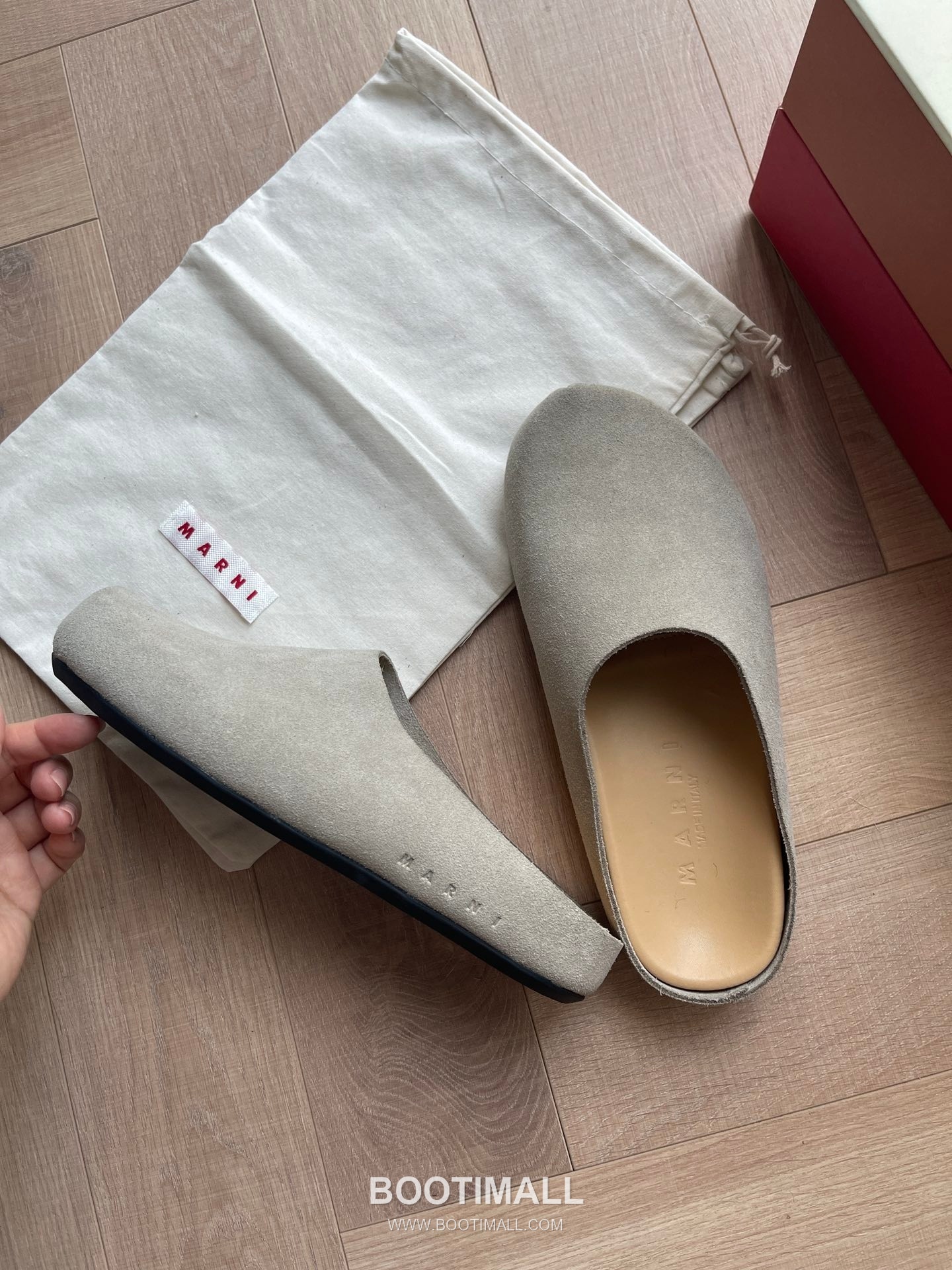 Marni Suede Leather Low Sneakers with Minimalist Design Detail 마르니 스웨이드 레더 로우 스니커즈 미니멀 디자인 디테일 3cm 2