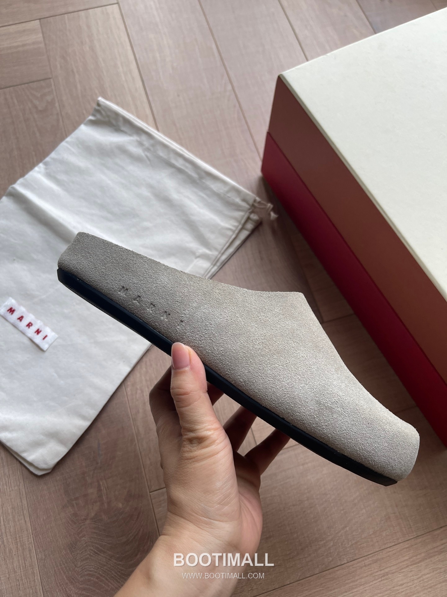 Marni Suede Leather Low Sneakers with Minimalist Design Detail 마르니 스웨이드 레더 로우 스니커즈 미니멀 디자인 디테일 3cm 3