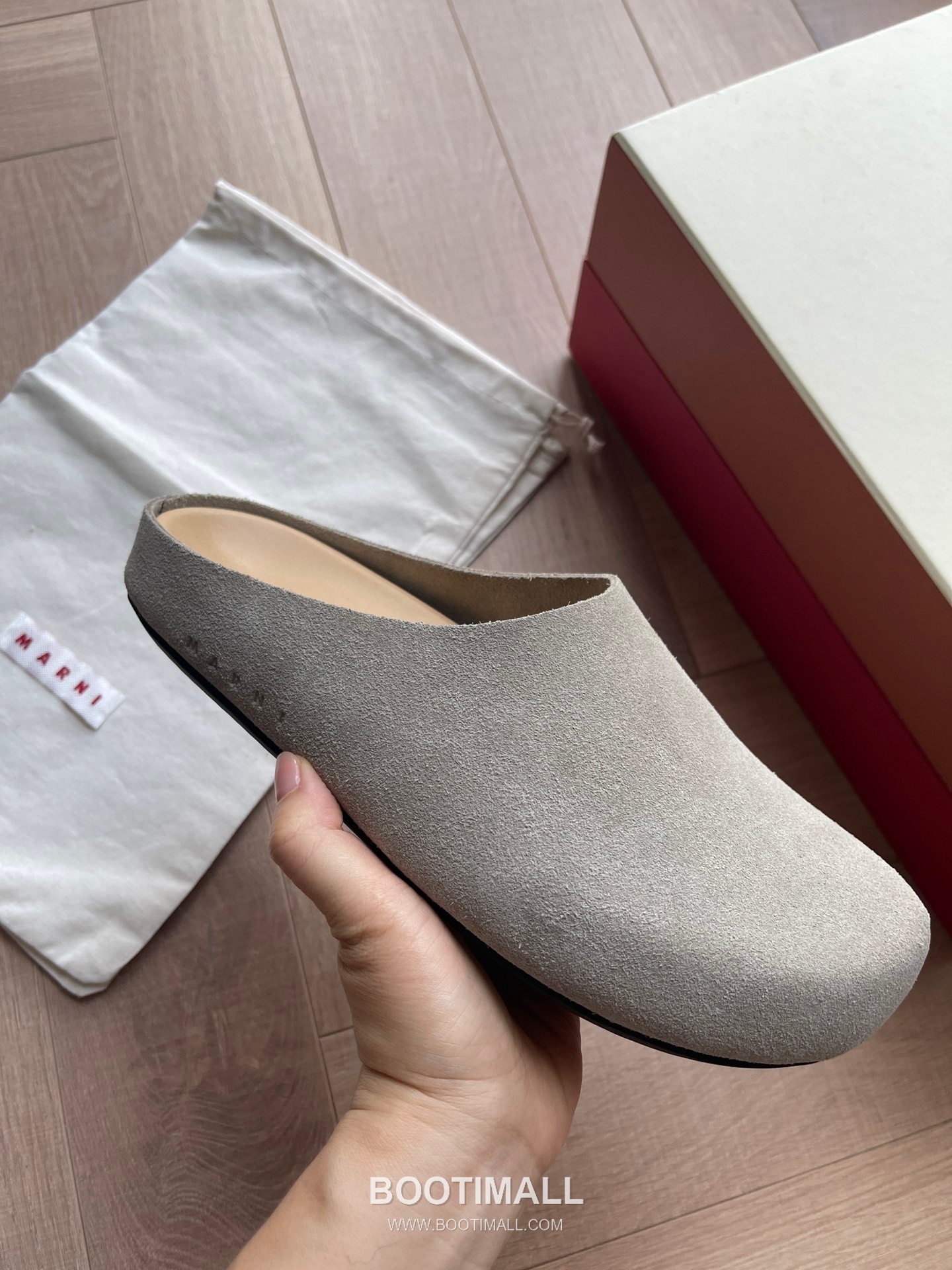 Marni Suede Leather Low Sneakers with Minimalist Design Detail 마르니 스웨이드 레더 로우 스니커즈 미니멀 디자인 디테일 3cm 4