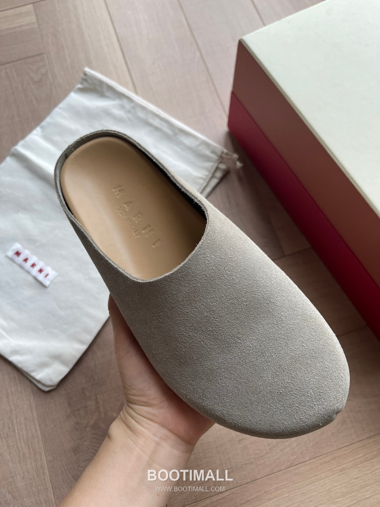 Marni Suede Leather Low Sneakers with Minimalist Design Detail 마르니 스웨이드 레더 로우 스니커즈 미니멀 디자인 디테일 3cm 5