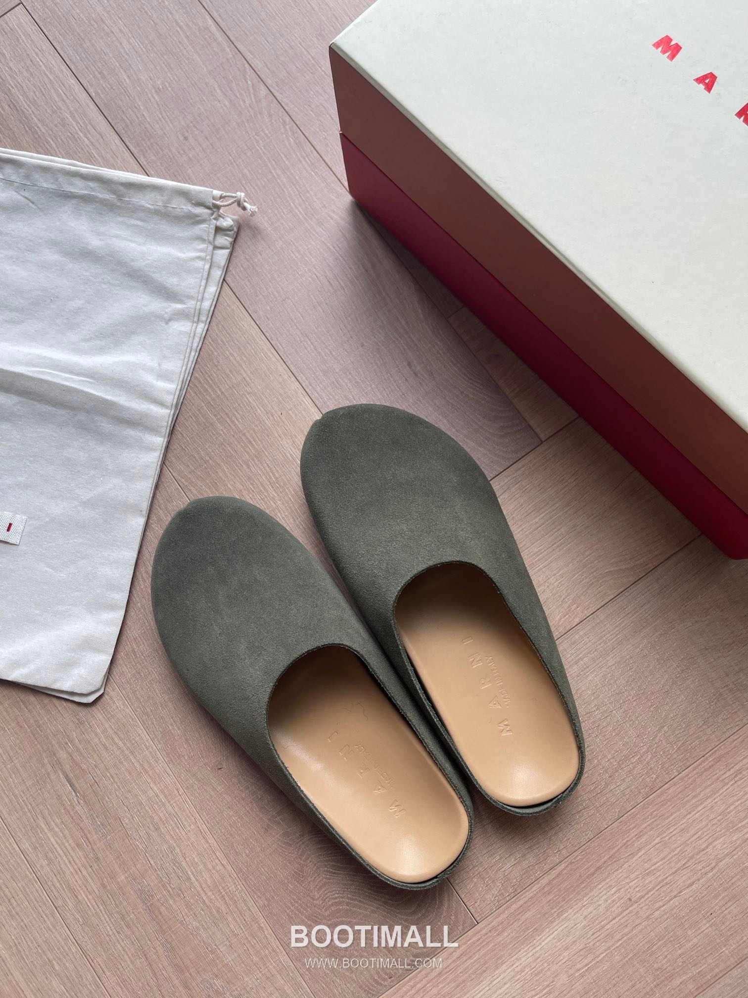 Marni Suede Leather Low Sneakers with Minimalist Design Detail 마르니 스웨이드 레더 로우 스니커즈 미니멀 디자인 디테일 3cm 1