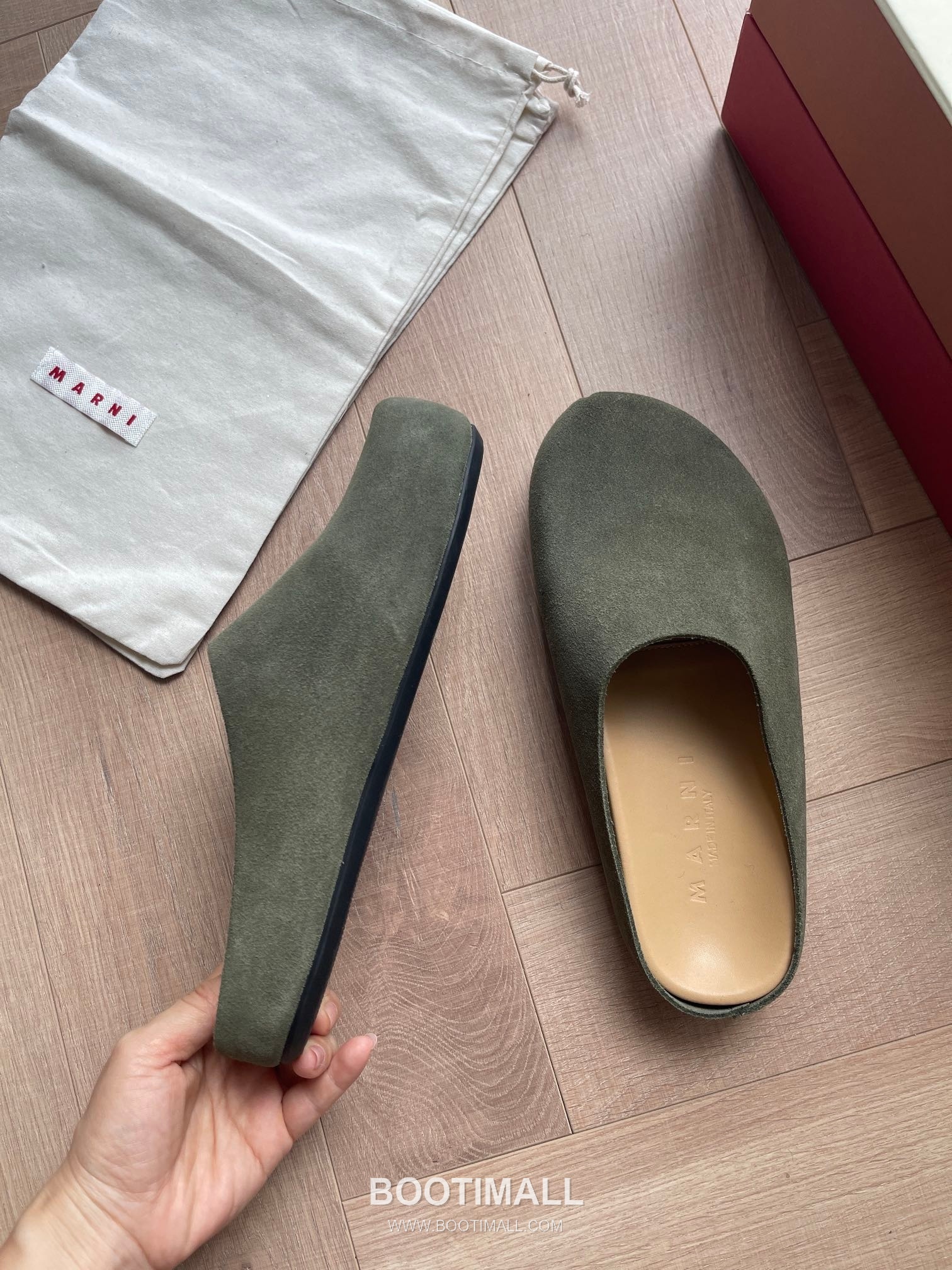 Marni Suede Leather Low Sneakers with Minimalist Design Detail 마르니 스웨이드 레더 로우 스니커즈 미니멀 디자인 디테일 3cm 2