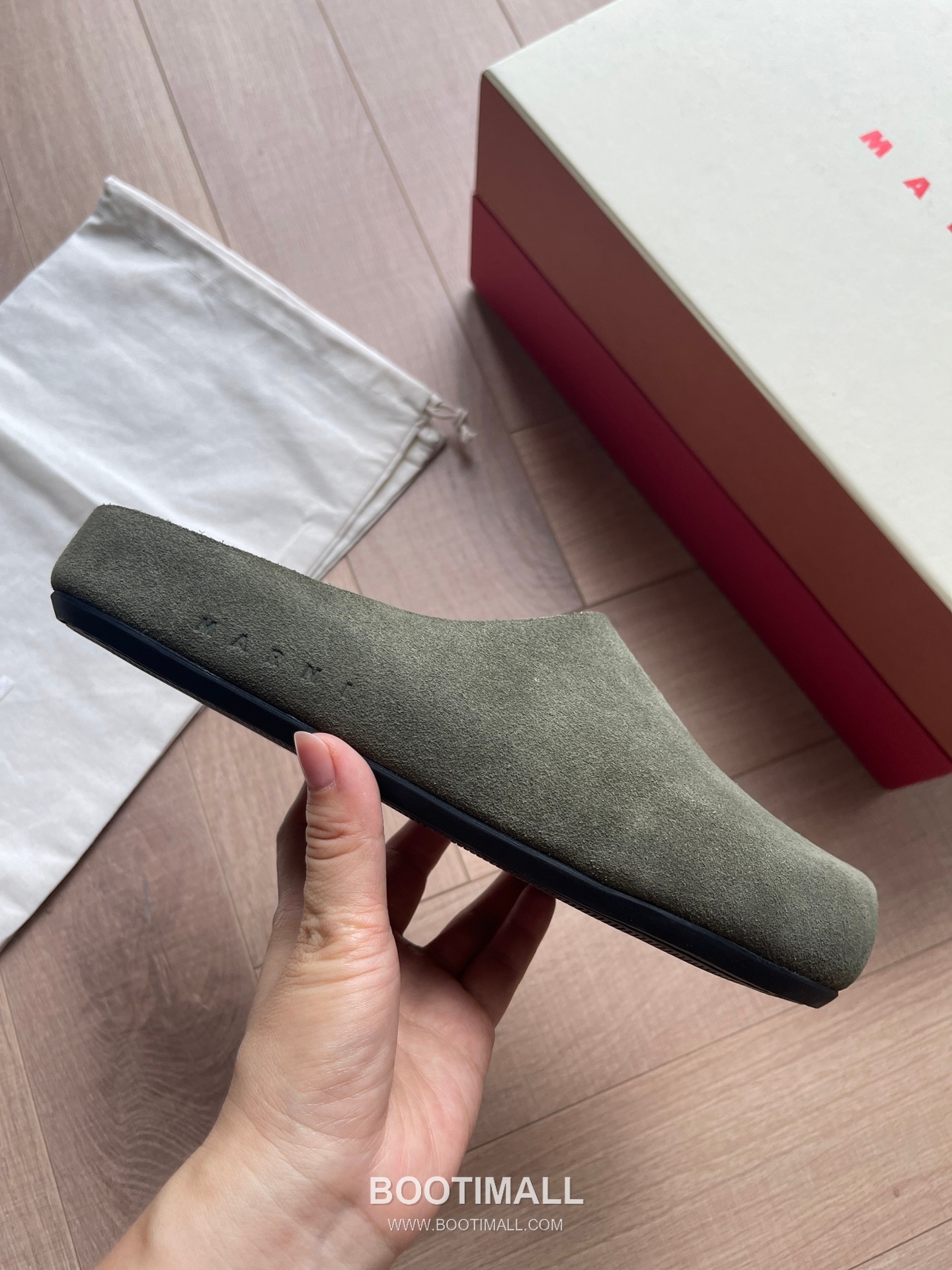 Marni Suede Leather Low Sneakers with Minimalist Design Detail 마르니 스웨이드 레더 로우 스니커즈 미니멀 디자인 디테일 3cm 3