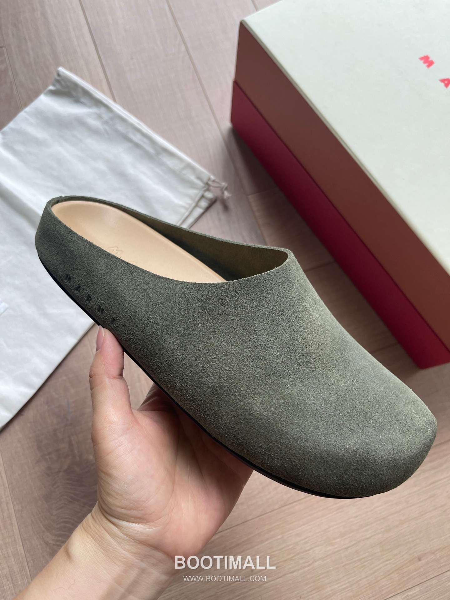 Marni Suede Leather Low Sneakers with Minimalist Design Detail 마르니 스웨이드 레더 로우 스니커즈 미니멀 디자인 디테일 3cm 4