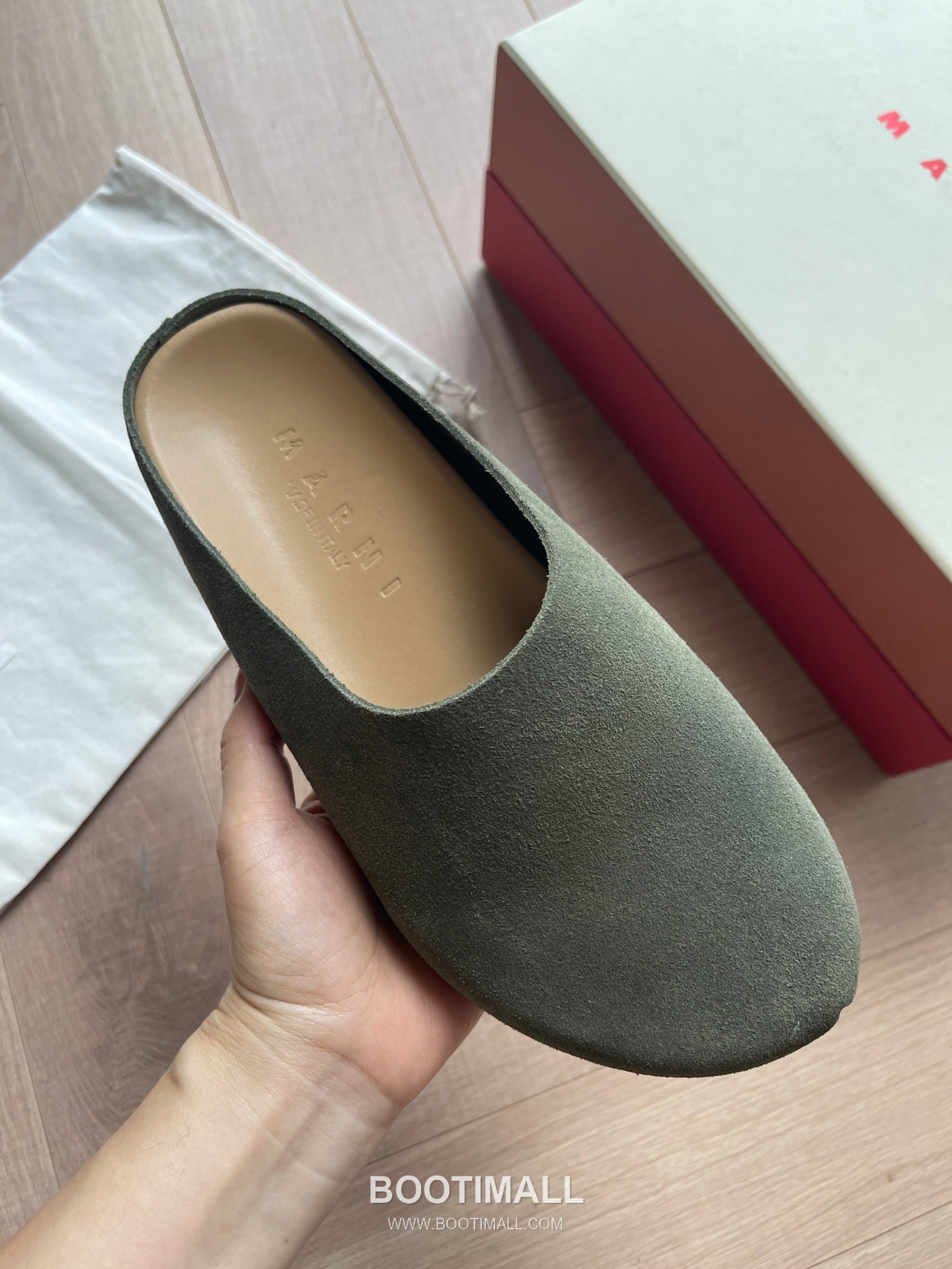 Marni Suede Leather Low Sneakers with Minimalist Design Detail 마르니 스웨이드 레더 로우 스니커즈 미니멀 디자인 디테일 3cm 5