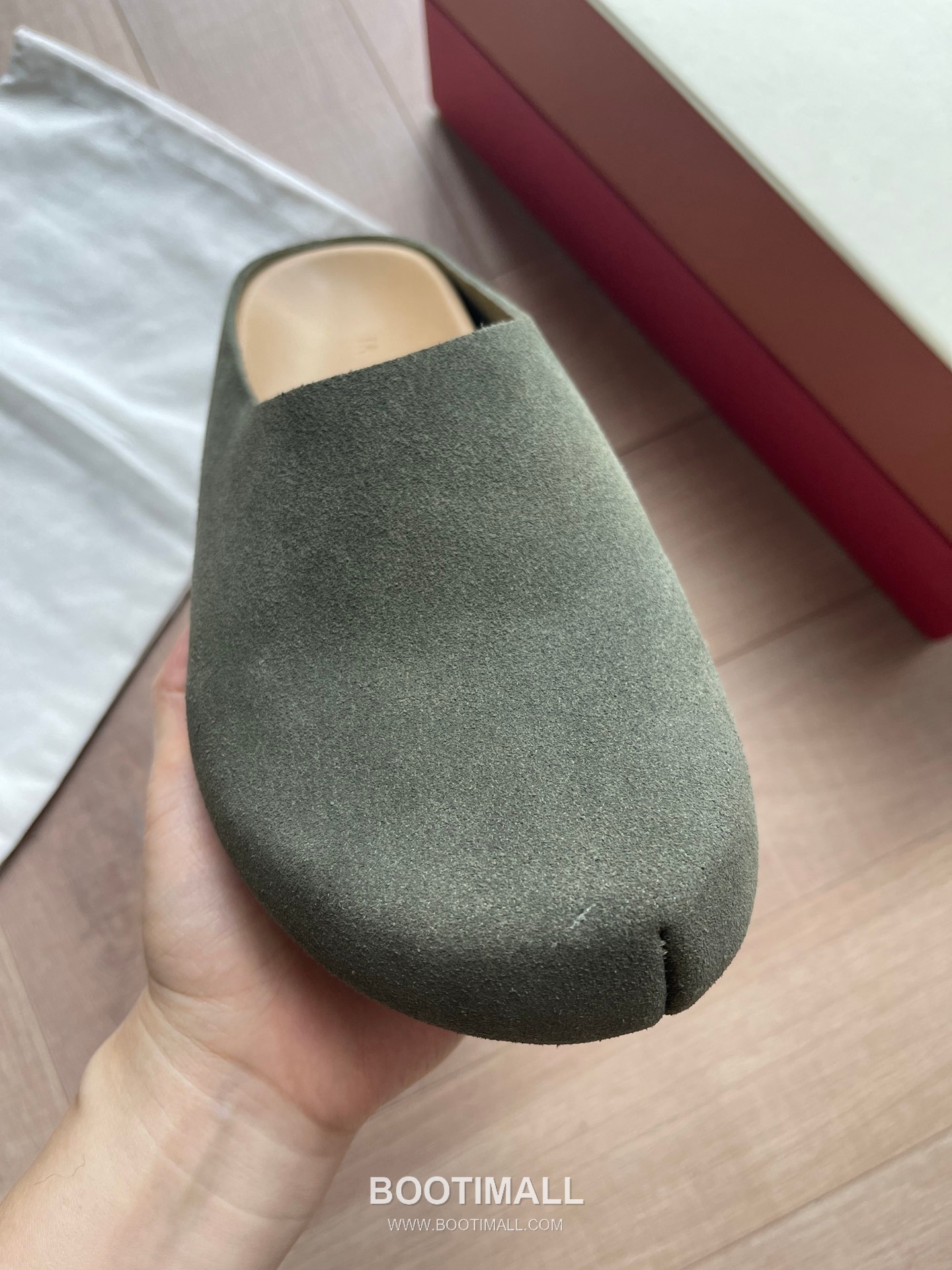 Marni Suede Leather Low Sneakers with Minimalist Design Detail 마르니 스웨이드 레더 로우 스니커즈 미니멀 디자인 디테일 3cm 6