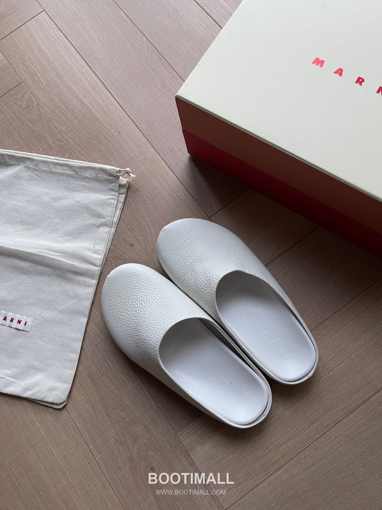 Marni Suede Leather Low Sneakers with Minimalist Design Detail 마르니 스웨이드 레더 로우 스니커즈 미니멀 디자인 디테일 3cm 1