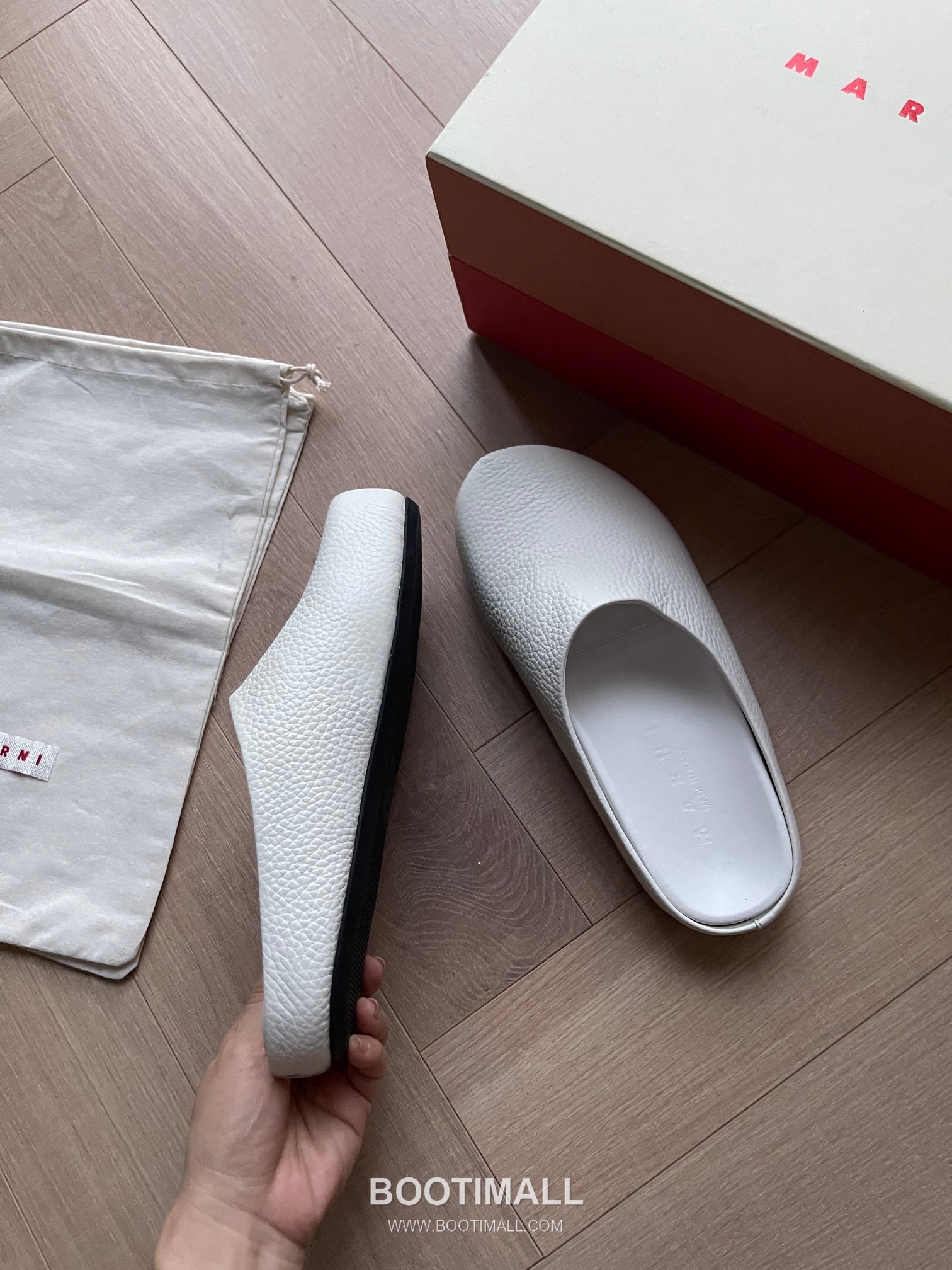 Marni Suede Leather Low Sneakers with Minimalist Design Detail 마르니 스웨이드 레더 로우 스니커즈 미니멀 디자인 디테일 3cm 2