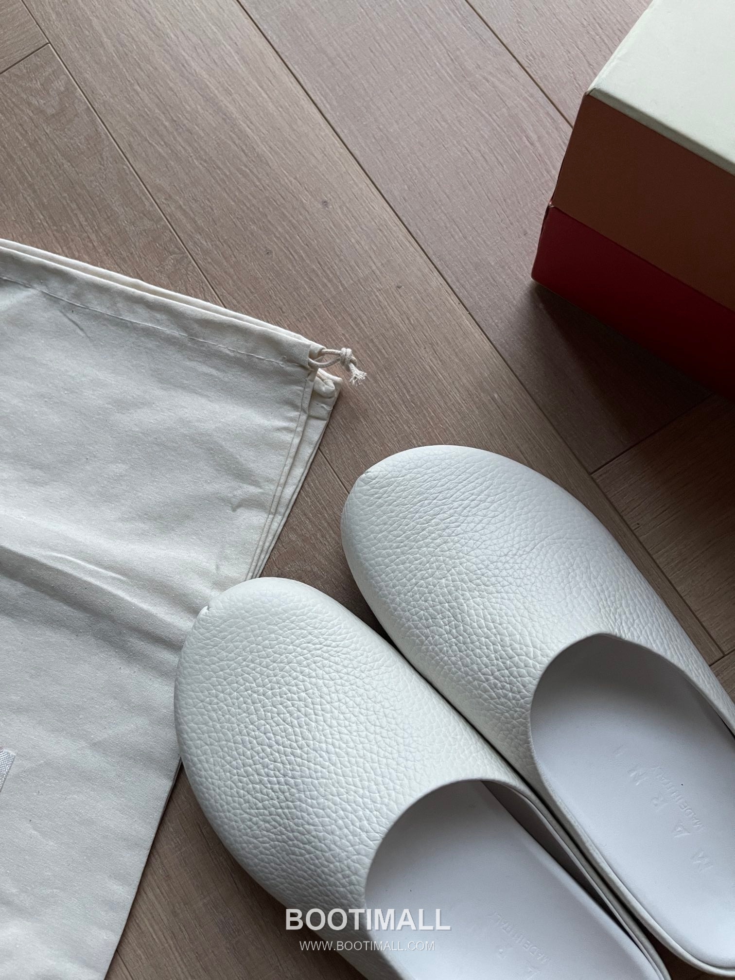 Marni Suede Leather Low Sneakers with Minimalist Design Detail 마르니 스웨이드 레더 로우 스니커즈 미니멀 디자인 디테일 3cm 3