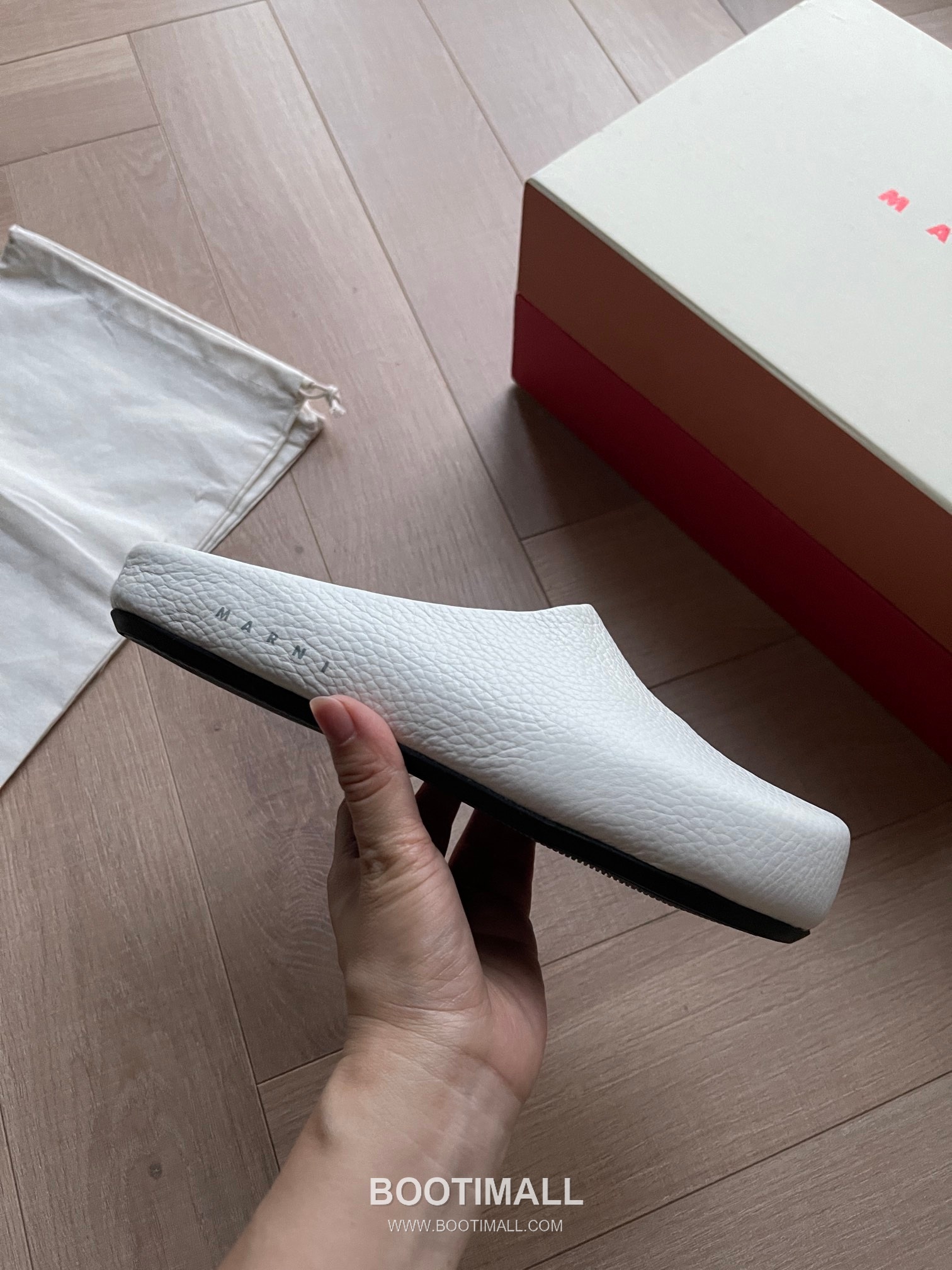 Marni Suede Leather Low Sneakers with Minimalist Design Detail 마르니 스웨이드 레더 로우 스니커즈 미니멀 디자인 디테일 3cm 4