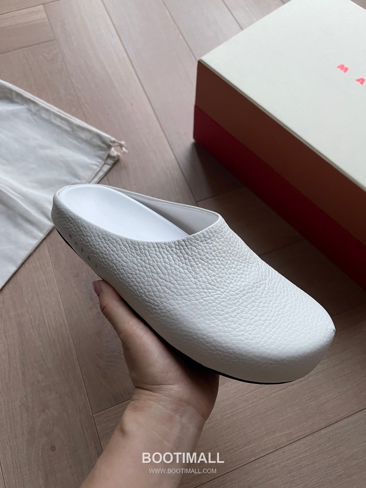 Marni Suede Leather Low Sneakers with Minimalist Design Detail 마르니 스웨이드 레더 로우 스니커즈 미니멀 디자인 디테일 3cm 5