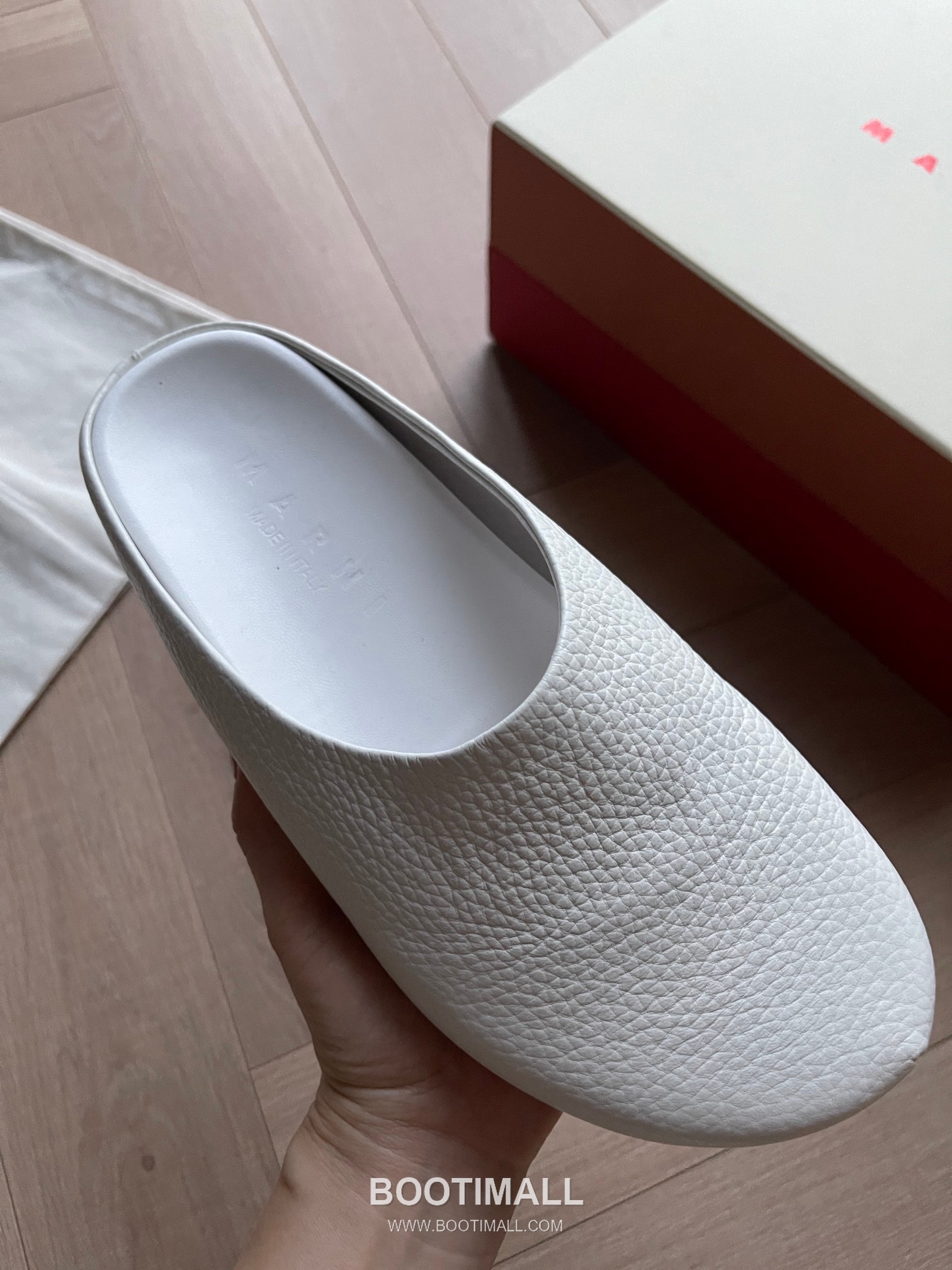 Marni Suede Leather Low Sneakers with Minimalist Design Detail 마르니 스웨이드 레더 로우 스니커즈 미니멀 디자인 디테일 3cm 6