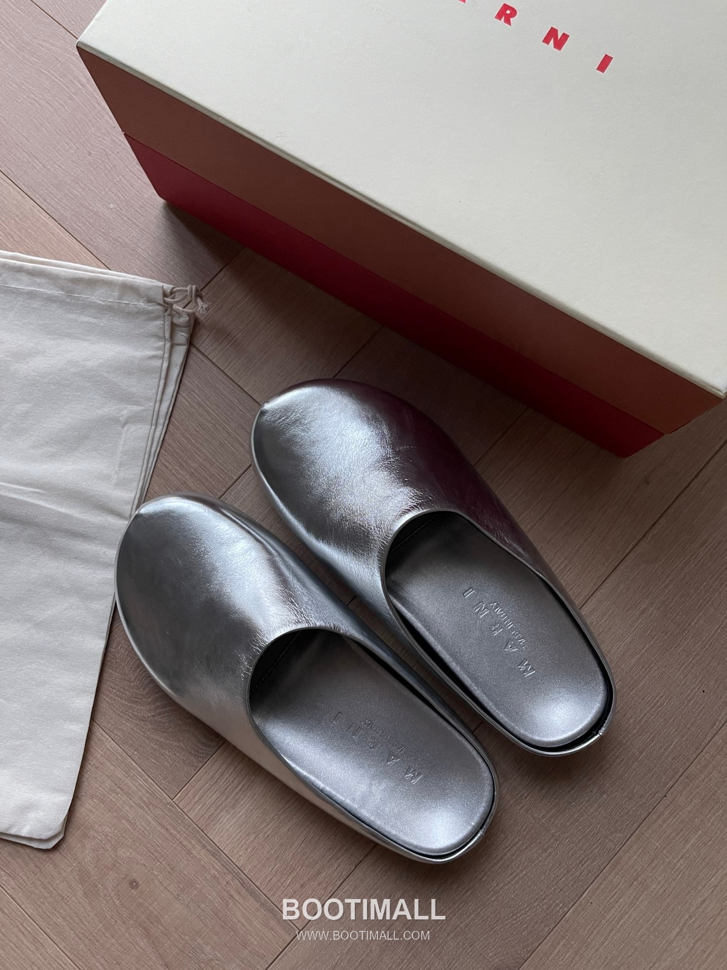 Marni Suede Leather Low Sneakers with Minimalist Design Detail 마르니 스웨이드 레더 로우 스니커즈 미니멀 디자인 디테일 3cm 1