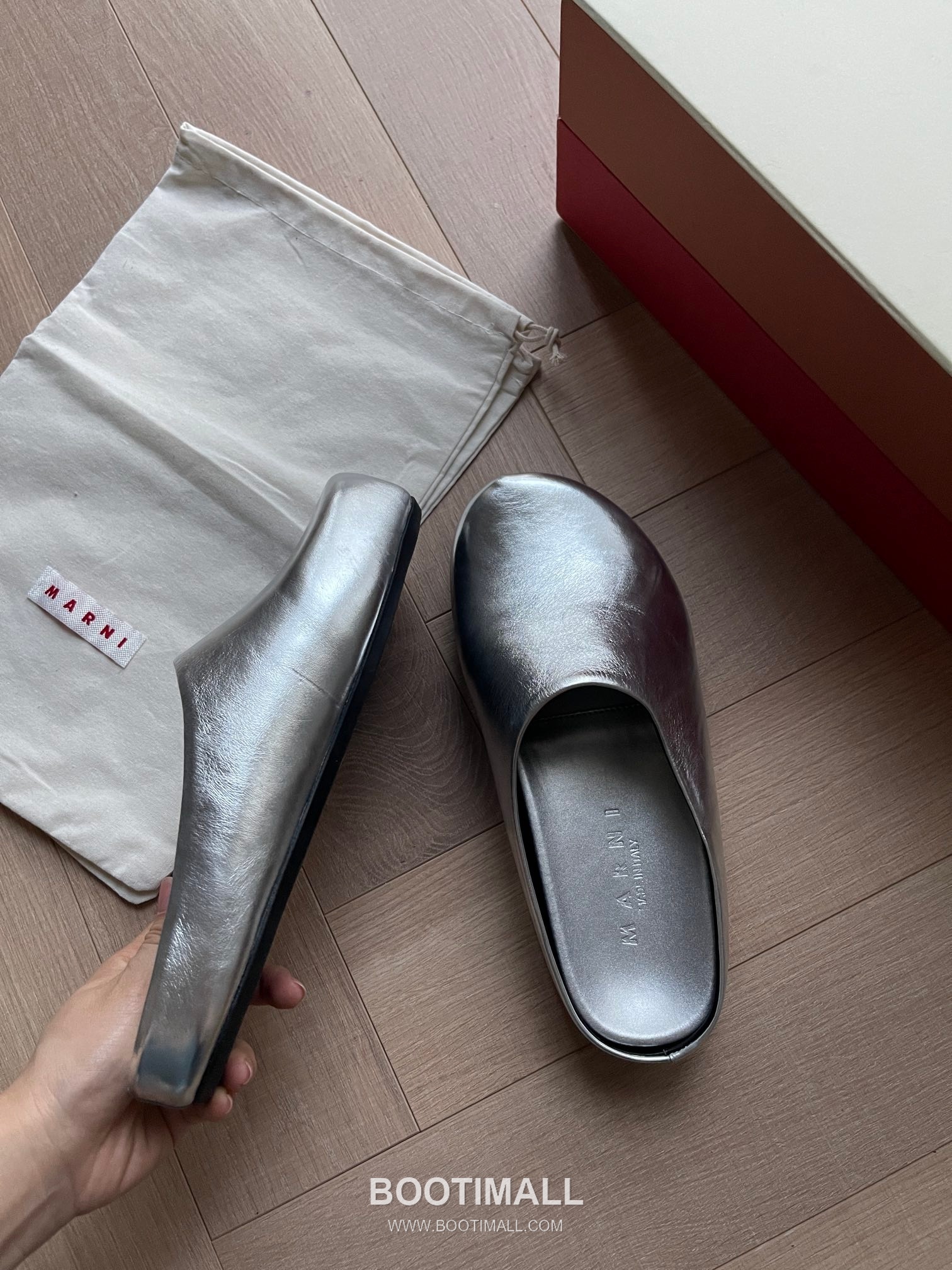 Marni Suede Leather Low Sneakers with Minimalist Design Detail 마르니 스웨이드 레더 로우 스니커즈 미니멀 디자인 디테일 3cm 2